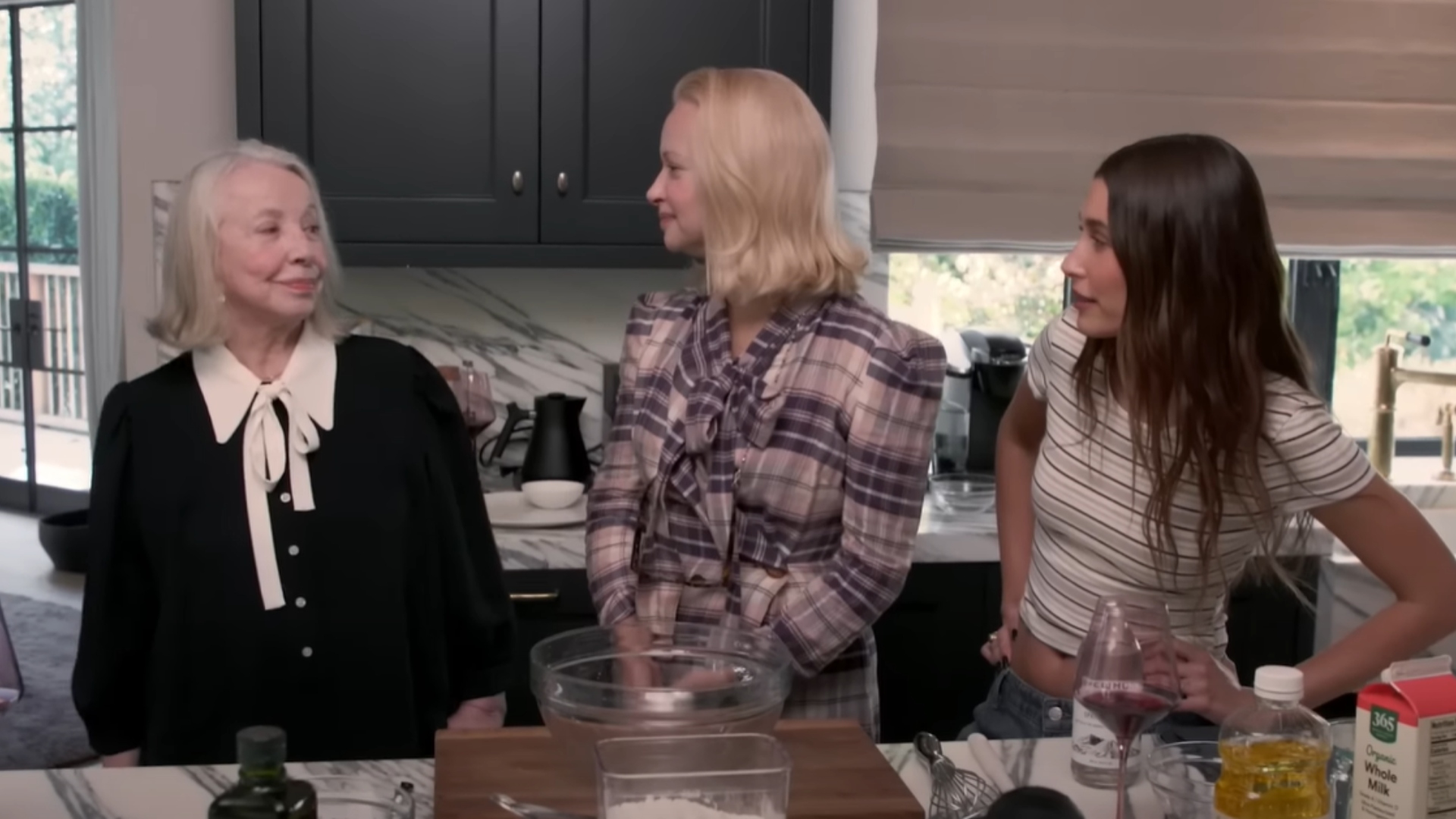 Hailey Bieber cozinha pão de queijo com sua família brasileira