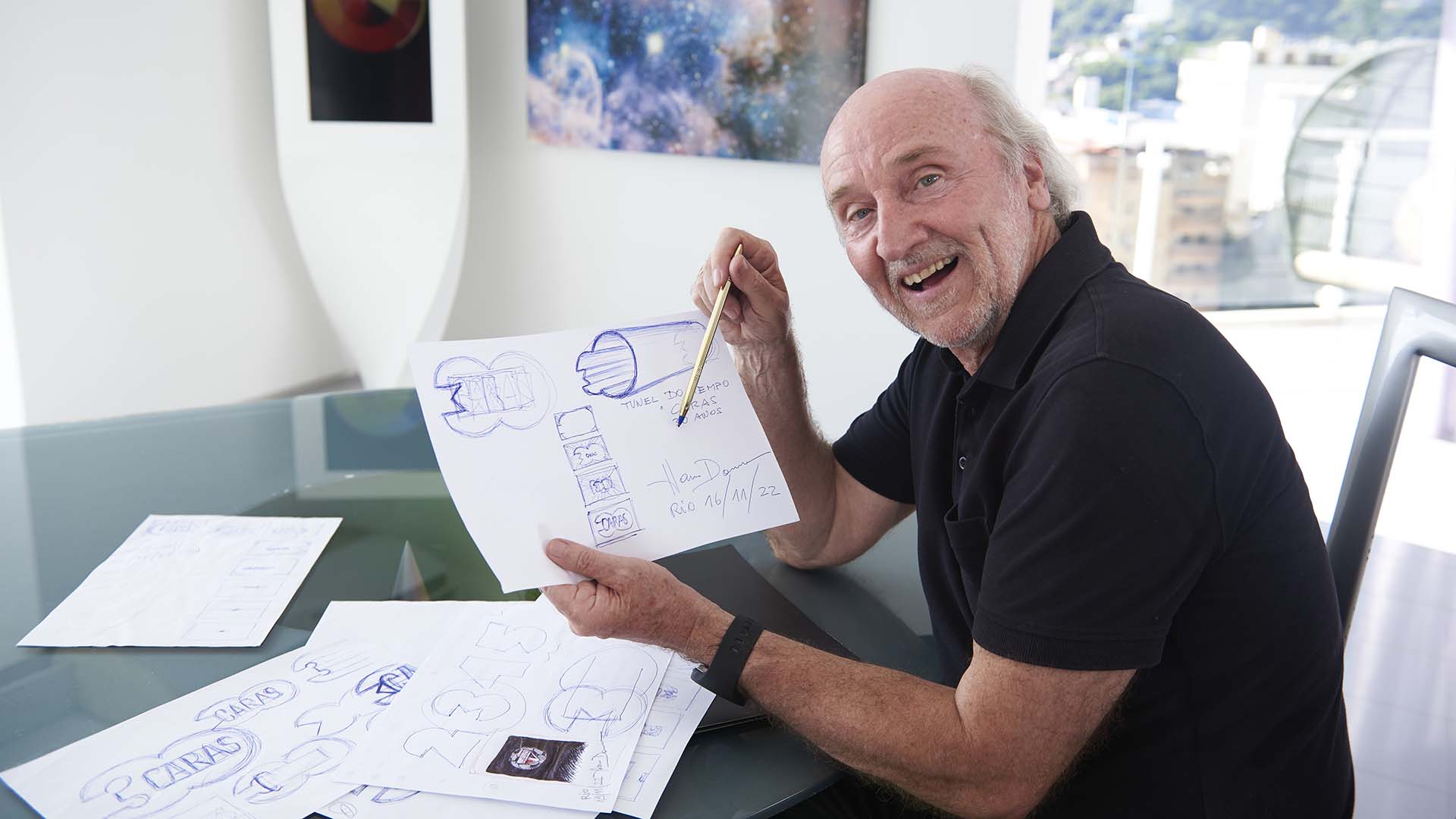 Hans Donner assina logo de 30 anos de CARAS
