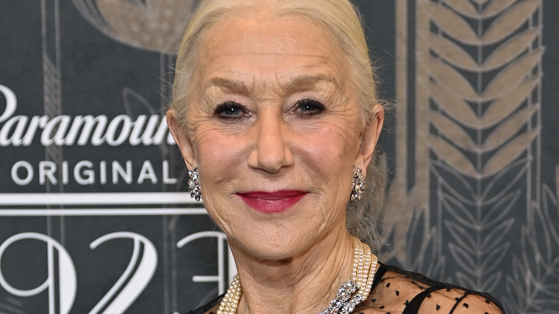 Helen Mirren emociona com homenagem para a Rainha Elizabeth II no BAFTA