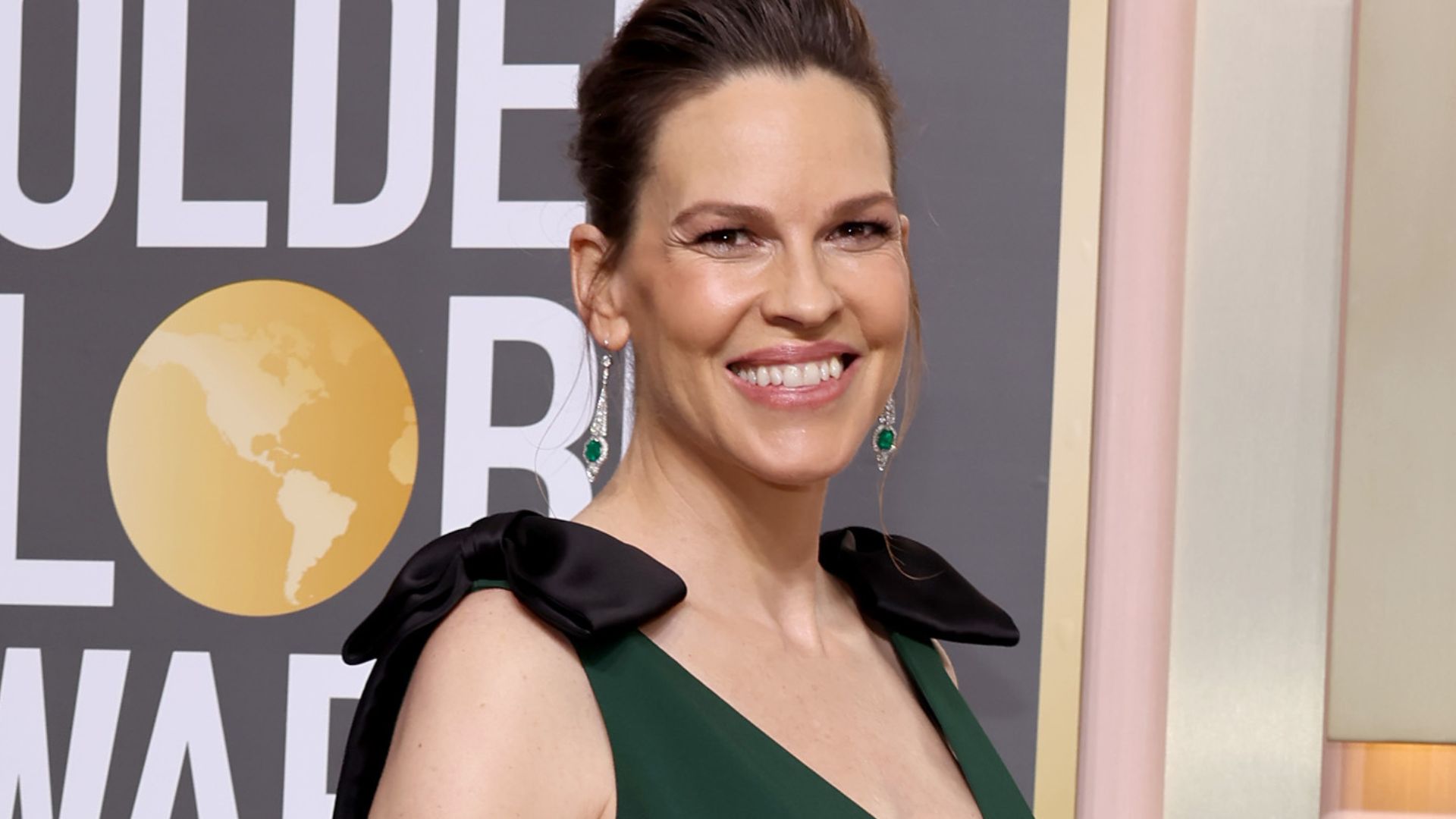 Grávida, Hilary Swank mostra barrigão da espera por seus gêmeos