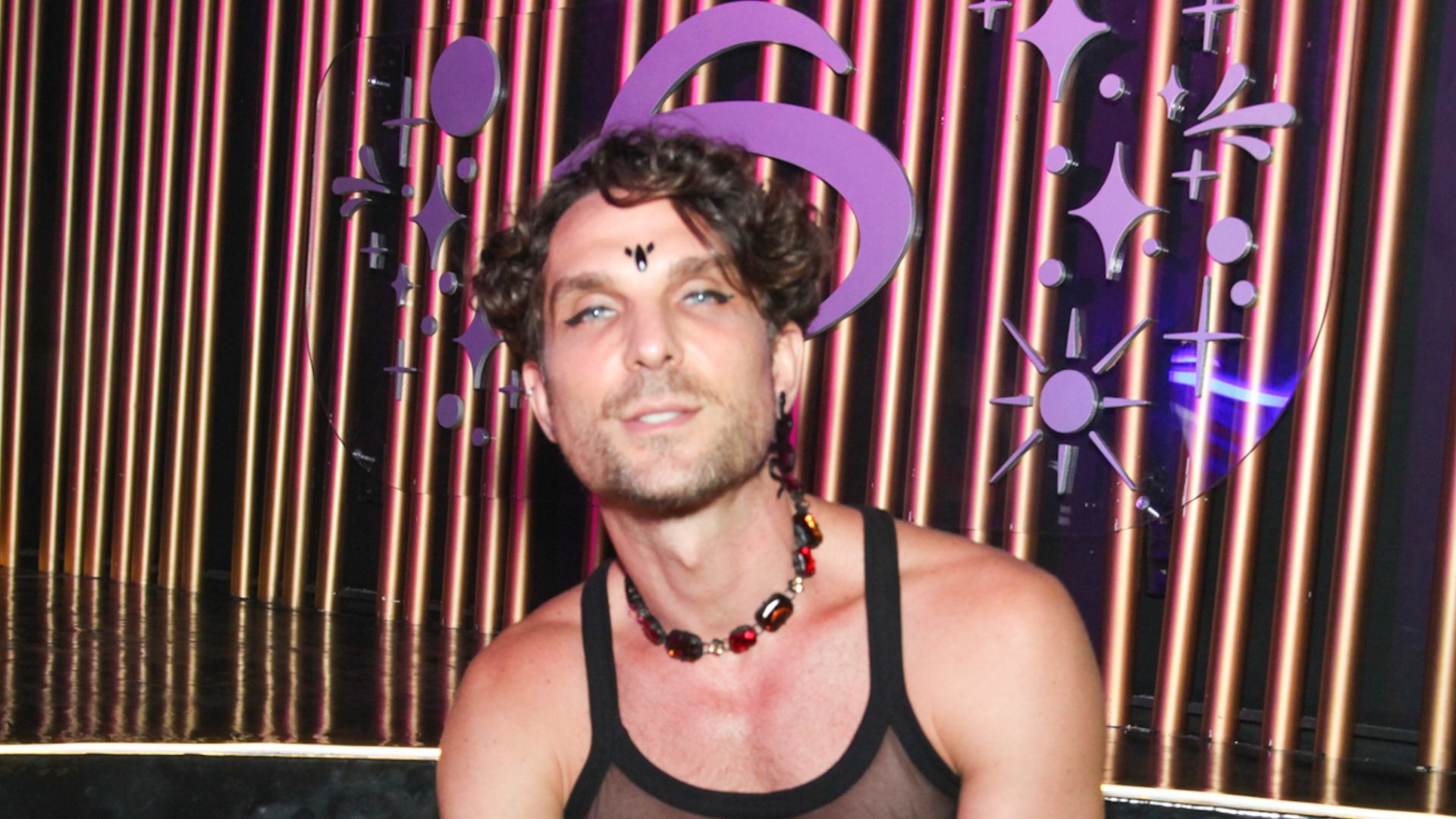 Marido de Aline do BBB23 surge com look transparente e maquiagem em camarote na Sapucaí