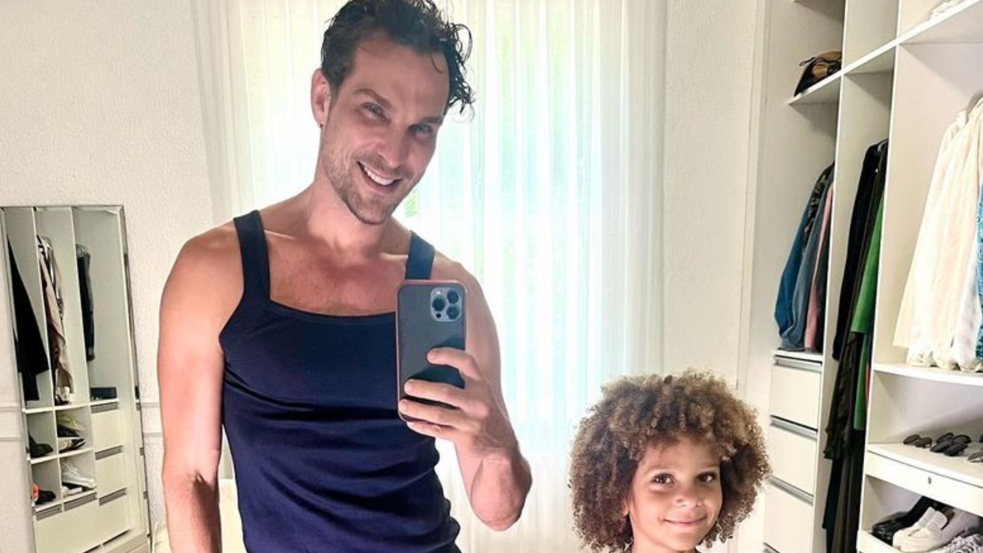 Com Aline Wirley confinada no BBB 23, Igor Rickli esbanja estilo ao combinar look com o filho: “Lindões!”