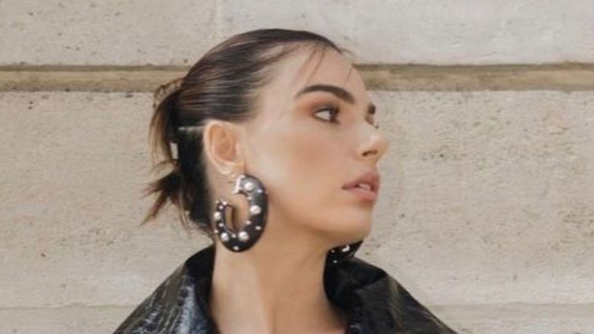 Isis Valverde esbanja elegância ao surgir com look de couro em Paris