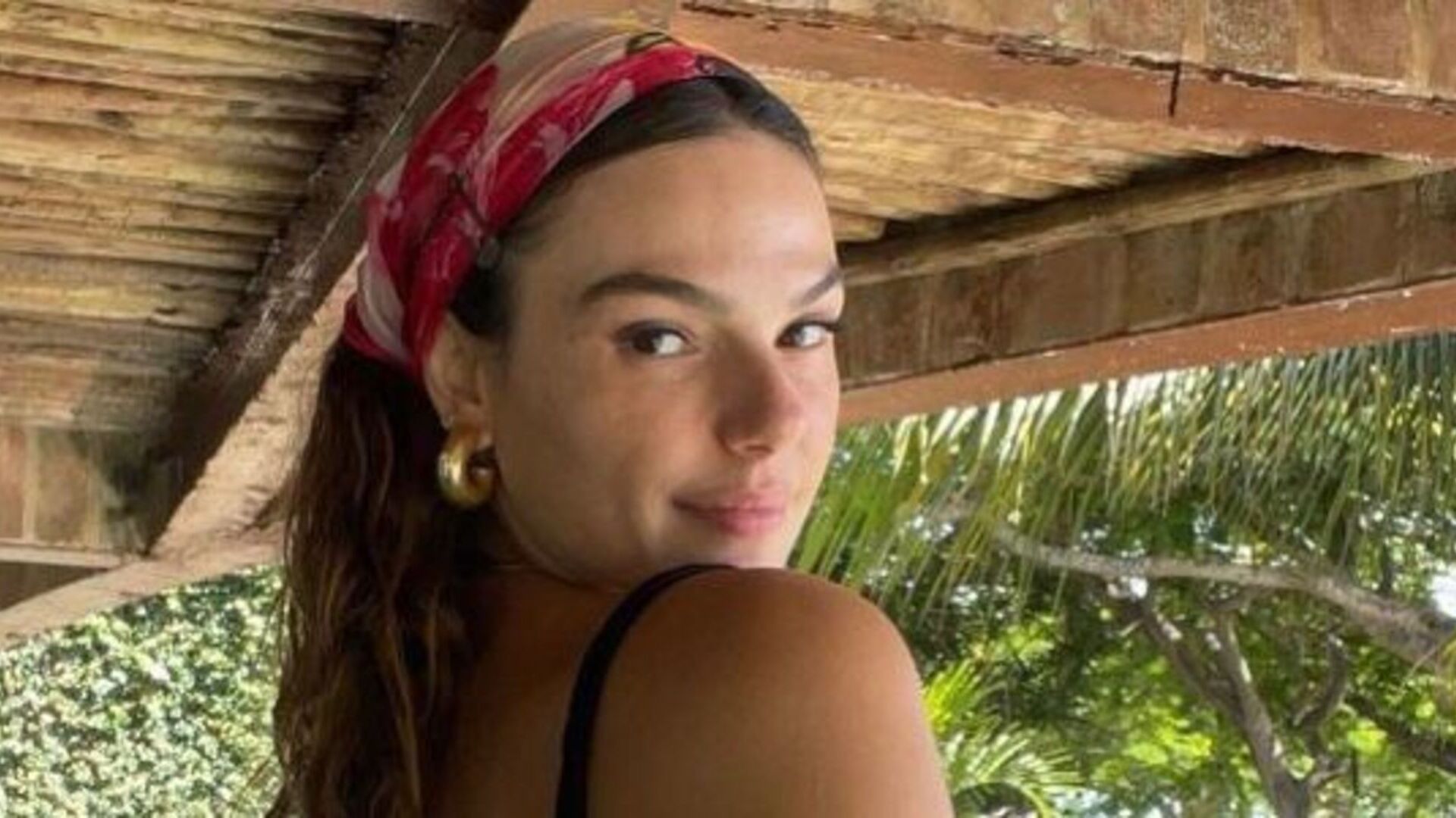Isis Valverde esbanja beleza e tranquilidade ao curtir aniversário na praia