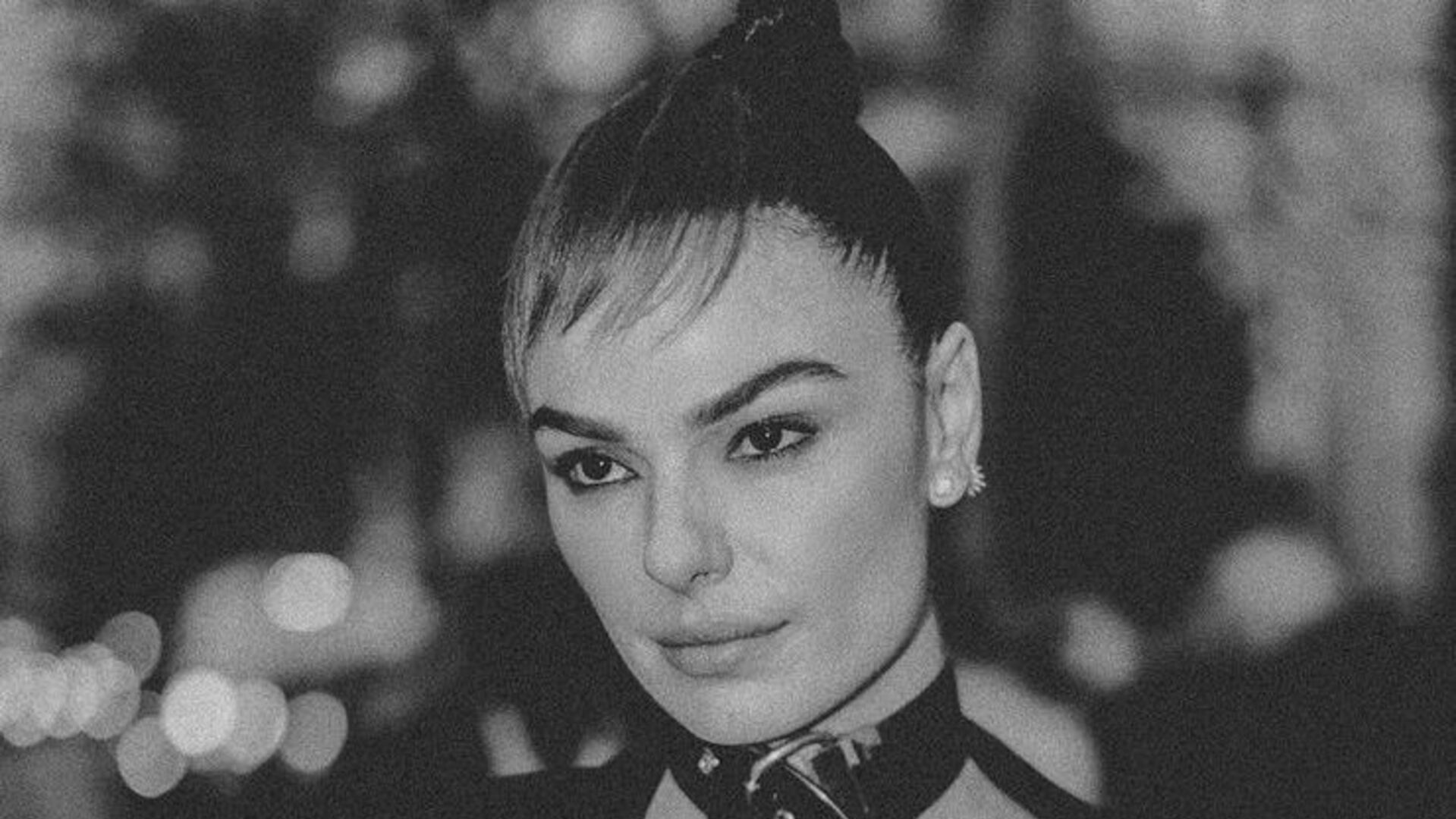 Isis Valverde esbanja beleza com look curtinho e colorido em Paris