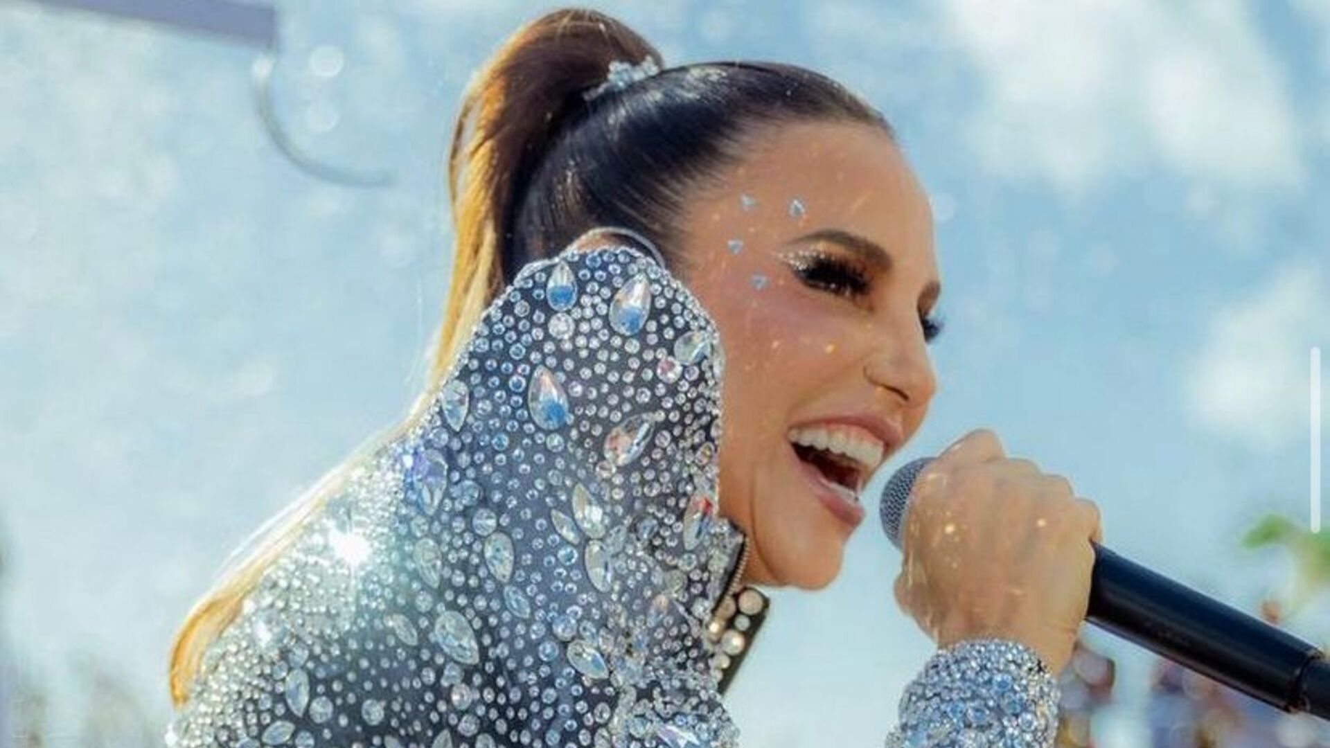 Ivete Sangalo surge ao lado do marido e do filho em trio elétrico