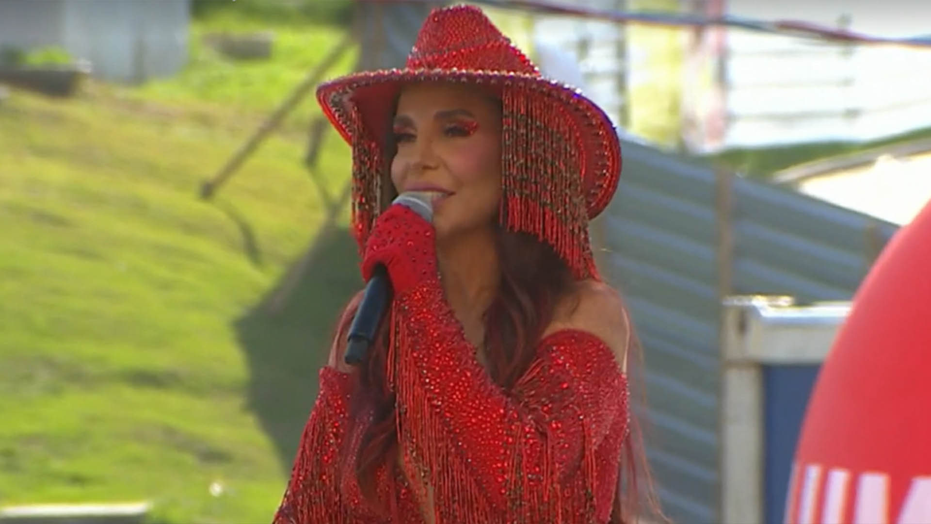 Ivete Sangalo aposta no brilho ao se vestir de Space Cowgirl para o início do carnaval