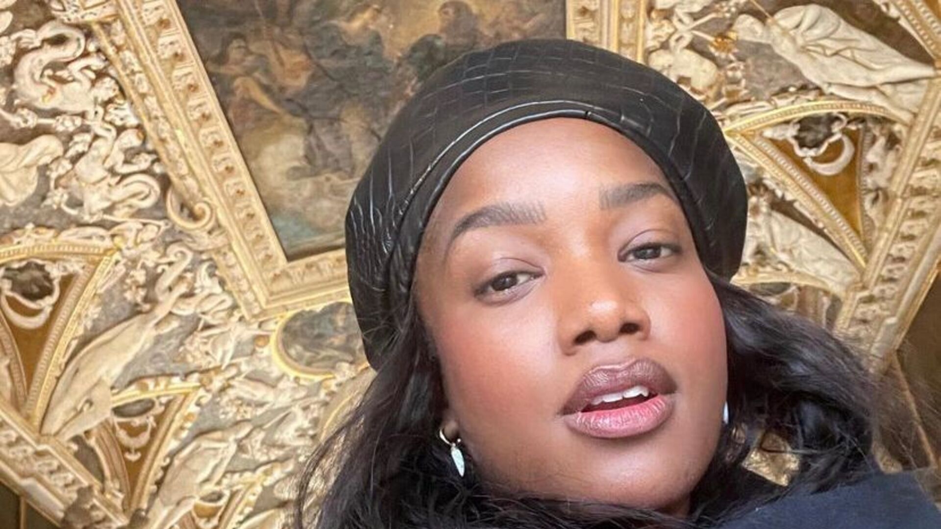Iza dá show de beleza e estilo ao posar pelas ruas da Itália