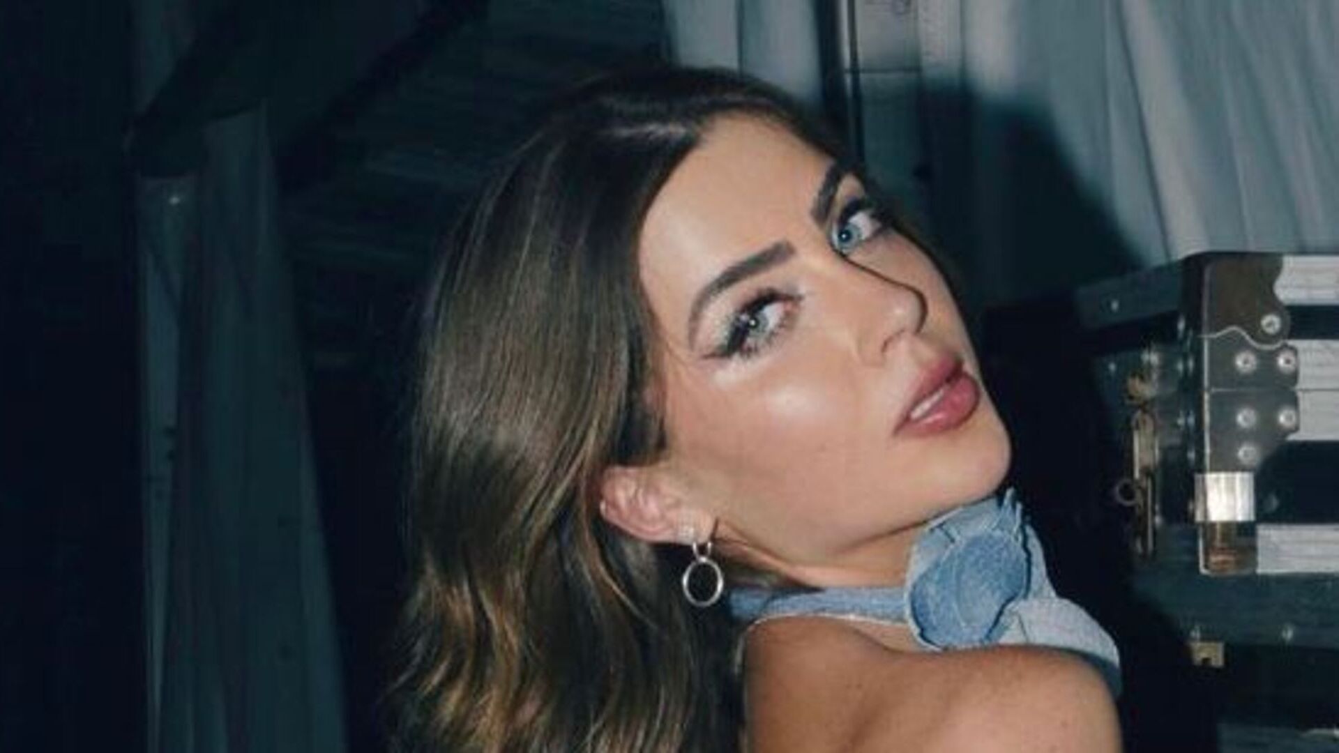 Jade Picon aposta na beleza ao posar com look escolhido para comparecer a camarote na Sapucaí