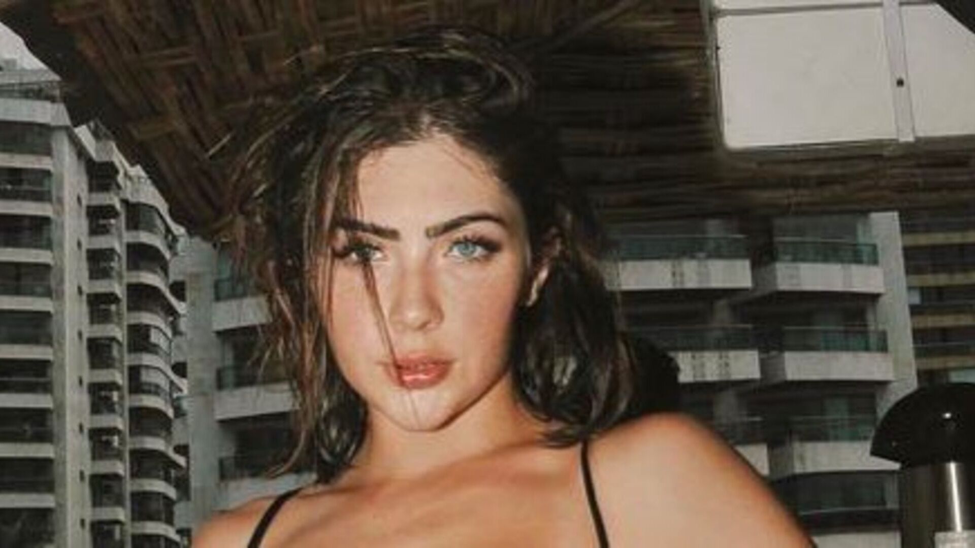 Jade Picon exibe boa forma ao posar para fotos apenas de biquíni no Rio de Janeiro