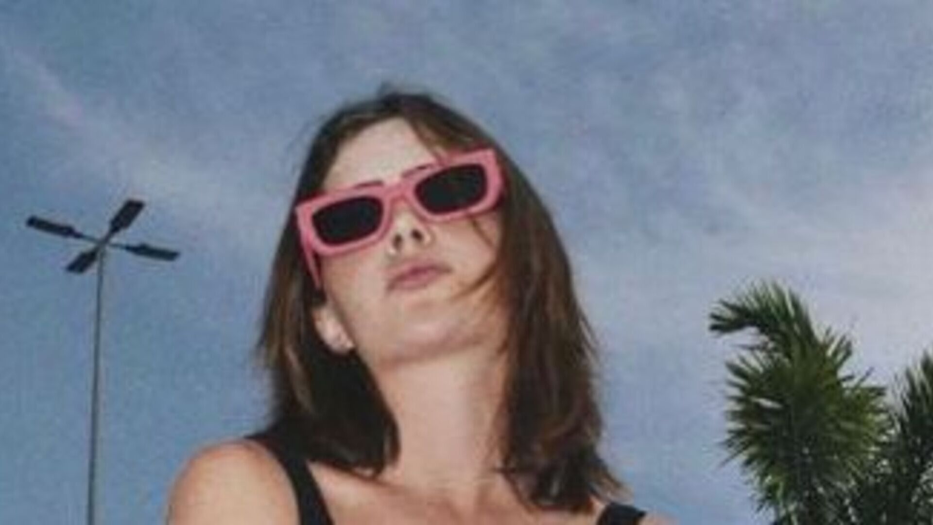 Jade Picon surge esbanjando estilo ao posar em cima de carro e revela rotina