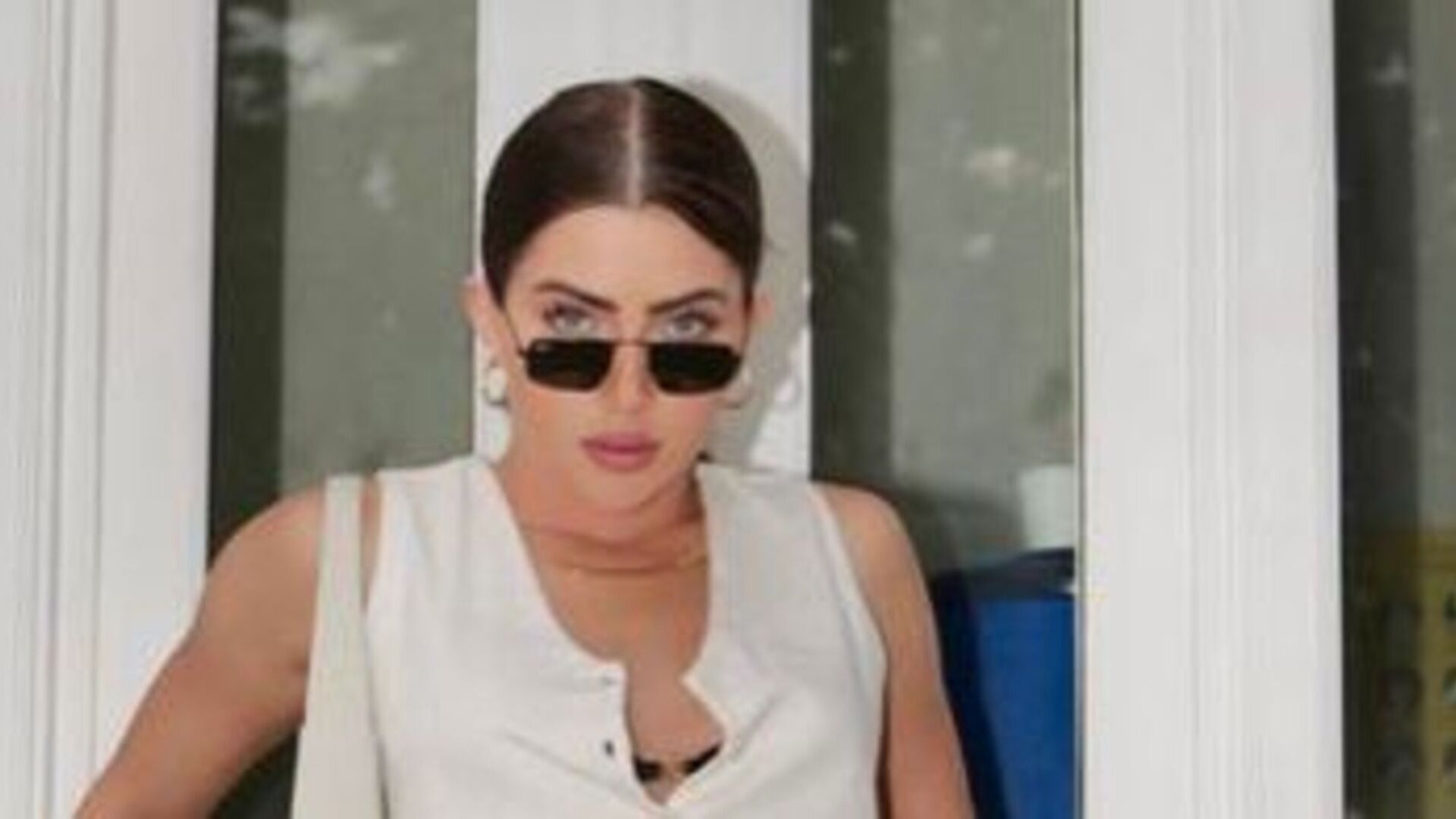 Jade Picon esbanja estilo e elegância em fotos vestindo look branco e preto