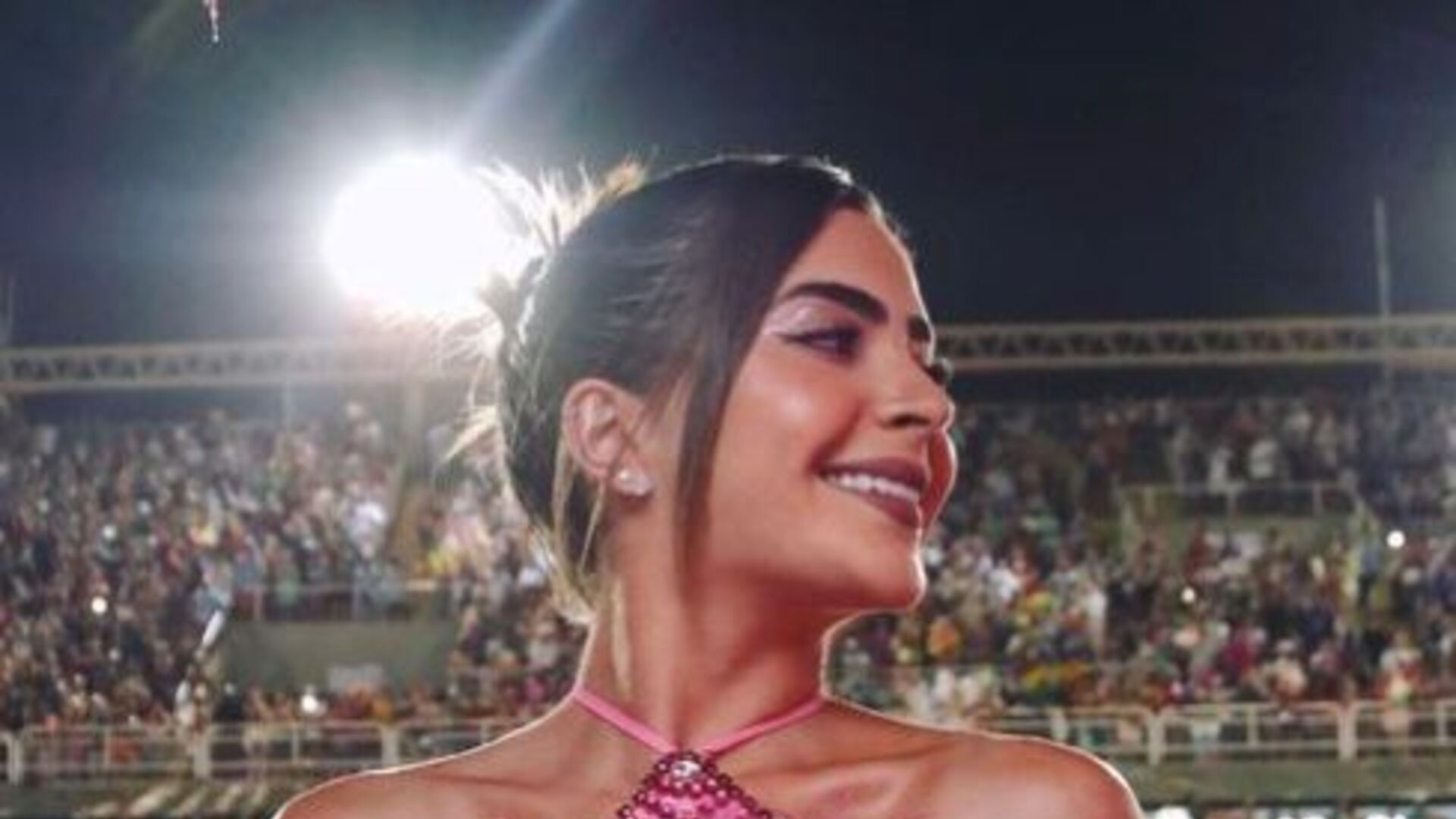 Jade Picon recebe chuva de elogios ao postar foto de seu look na Sapucaí: “Perfeita”