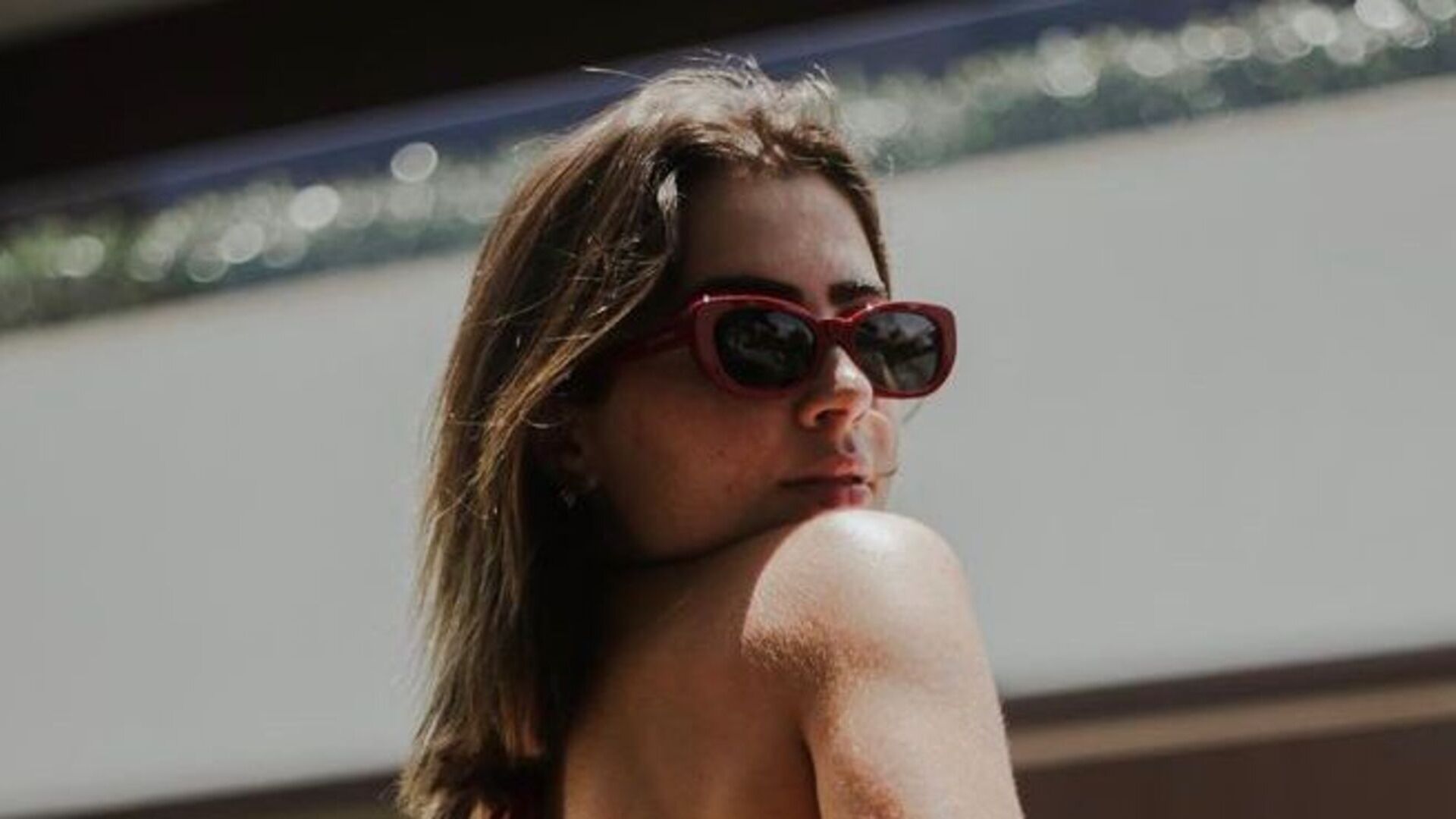 Jade Picon dá show de elegância ao posar em vestido vermelho recortado
