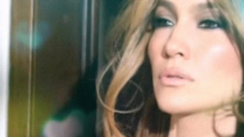 Jennifer Lopez arrasa ao posar de lingerie e recebe elogios