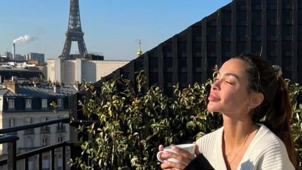 Joana Sanz viaja para Paris em meio a prisão de Daniel Alves: “Respirando”