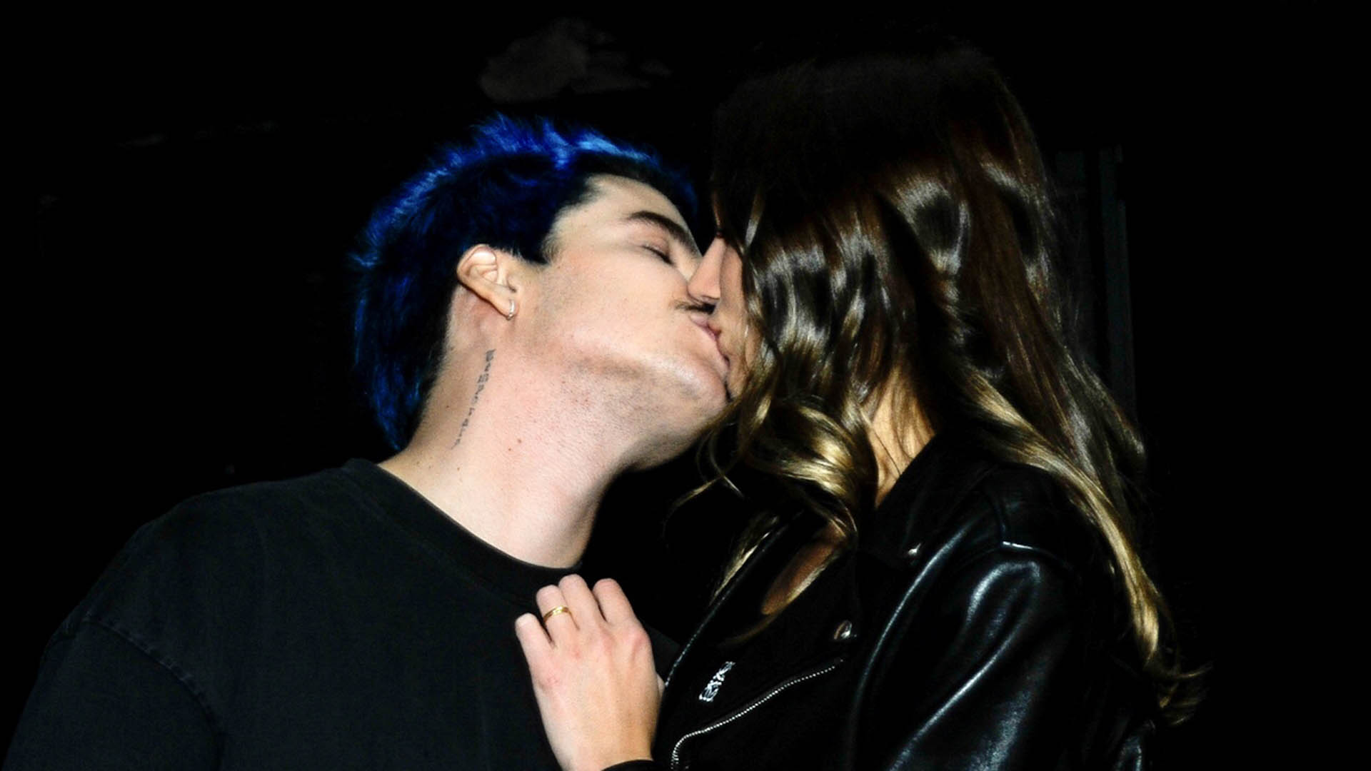 Sasha Meneghel beija muito durante festa de amigo