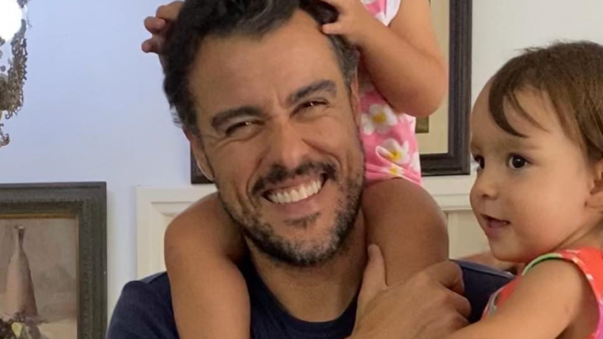 Joaquim Lopes se derrete ao mostrar momento divertido com as filhas gêmeas: “Eu amo tanto vocês”