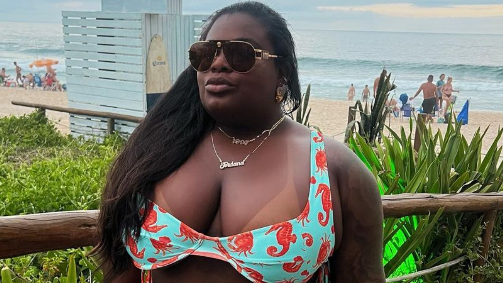 Jojo Todynho puxa o biquíni no limite e ostenta corpão na praia: ”Mulher maravilhosa”