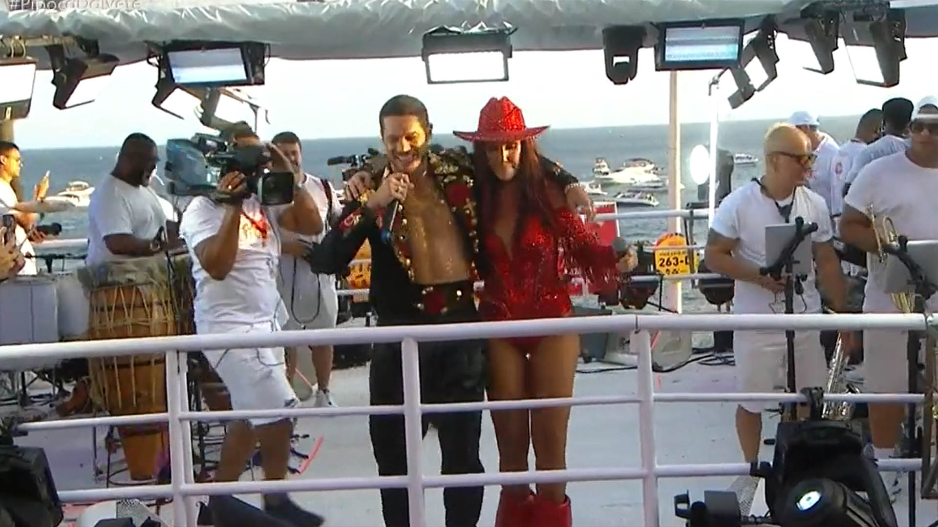 Vestido de Lui Lorenzo, José Loreto canta com Ivete Sangalo em trio elétrico