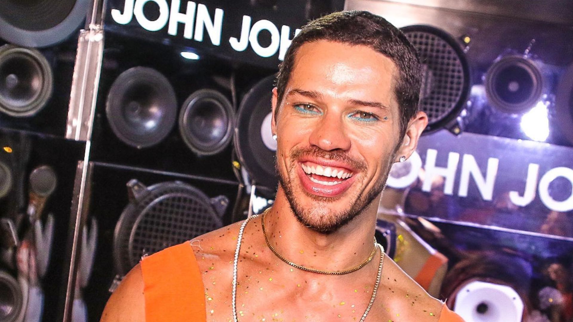 José Loreto estreia no Carnaval da Sapucaí e nega beijo em Jade Picon: ‘Isso machuca’