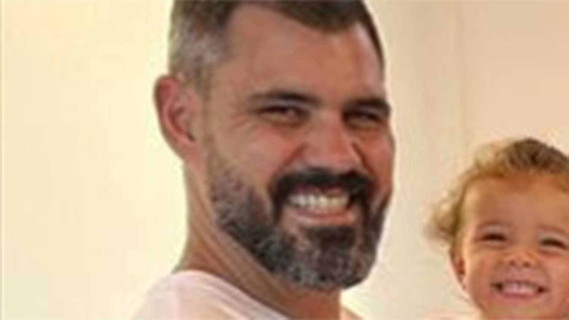 Juliano Cazarré surge em foto inédita com os cinco filhos e a esposa