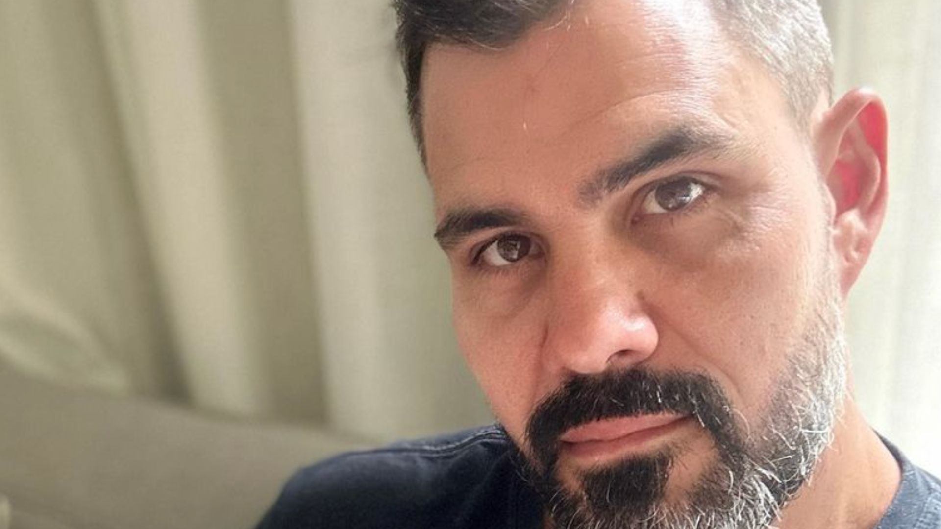 Juliano Cazarré surge com a filha nos braços e comove fãs: “Missão de Pai!”