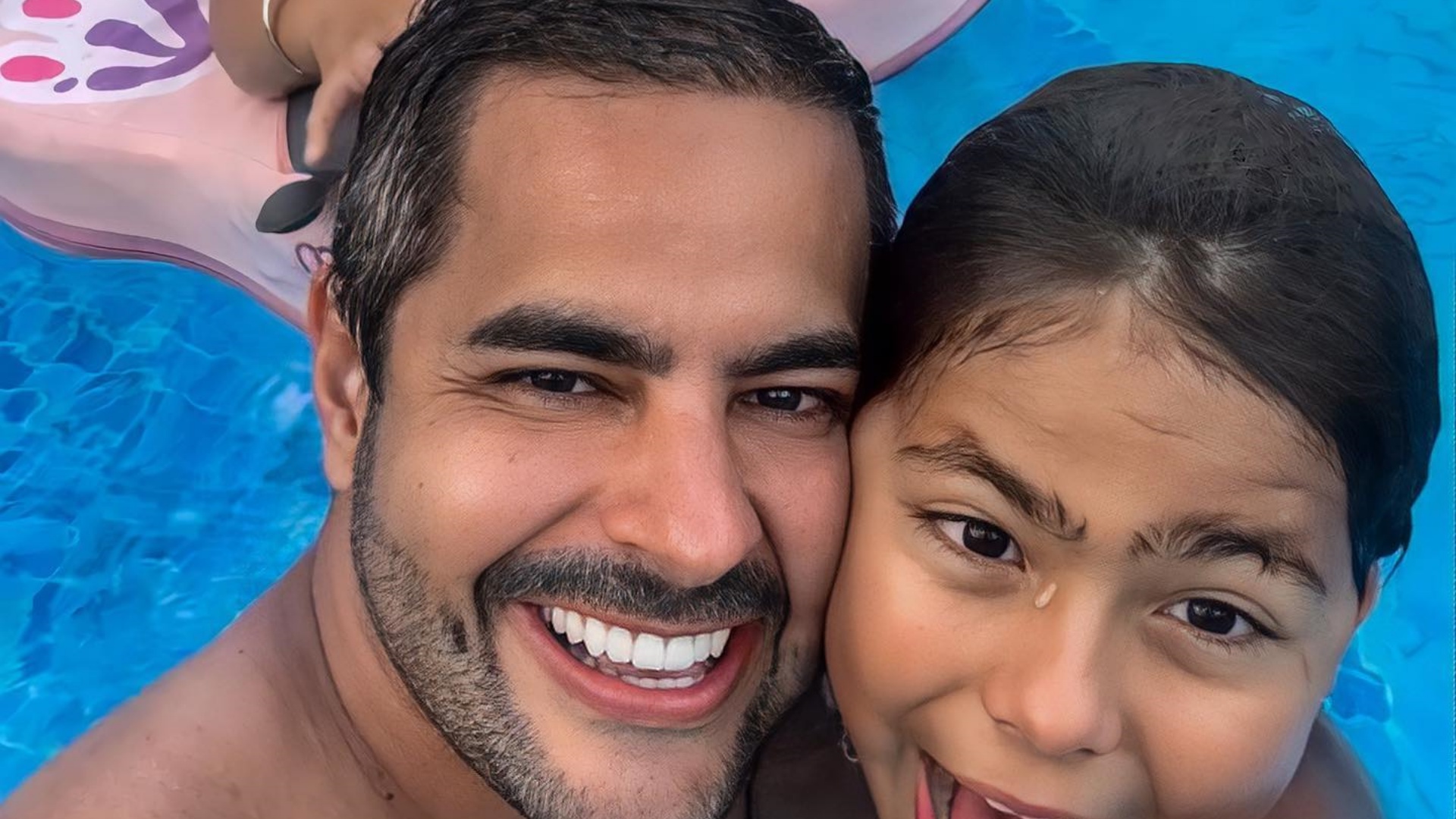 Kaká Diniz curte dia na piscina ao lado de Simone Mendes e dos filhos: “Meu mundo”