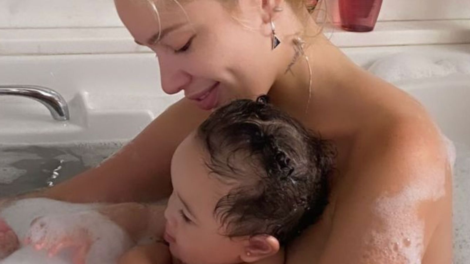 Karoline Lima ultrapassa os limites da fofura em banho de banheira com a filha