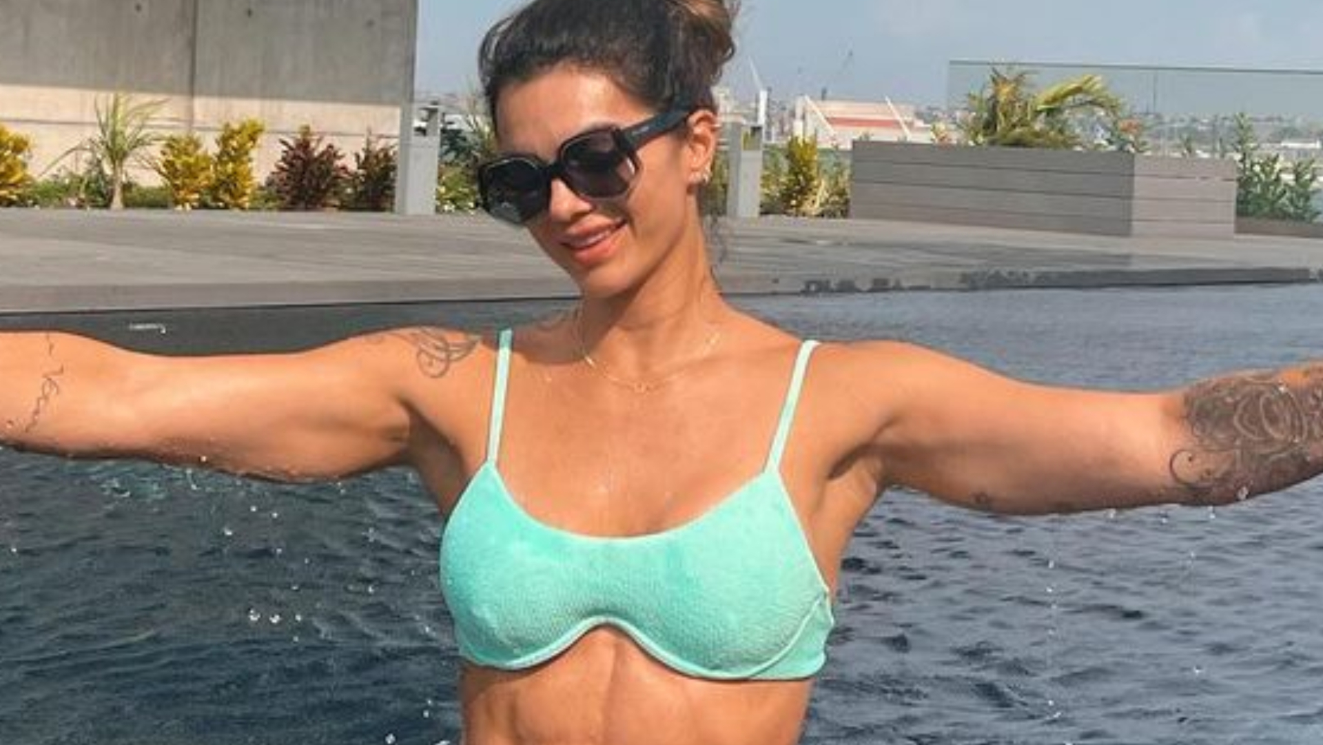 De biquíni, Kelly Key choca ao exibir gominhos saltando na barriga: ”40 anos e perfeita”