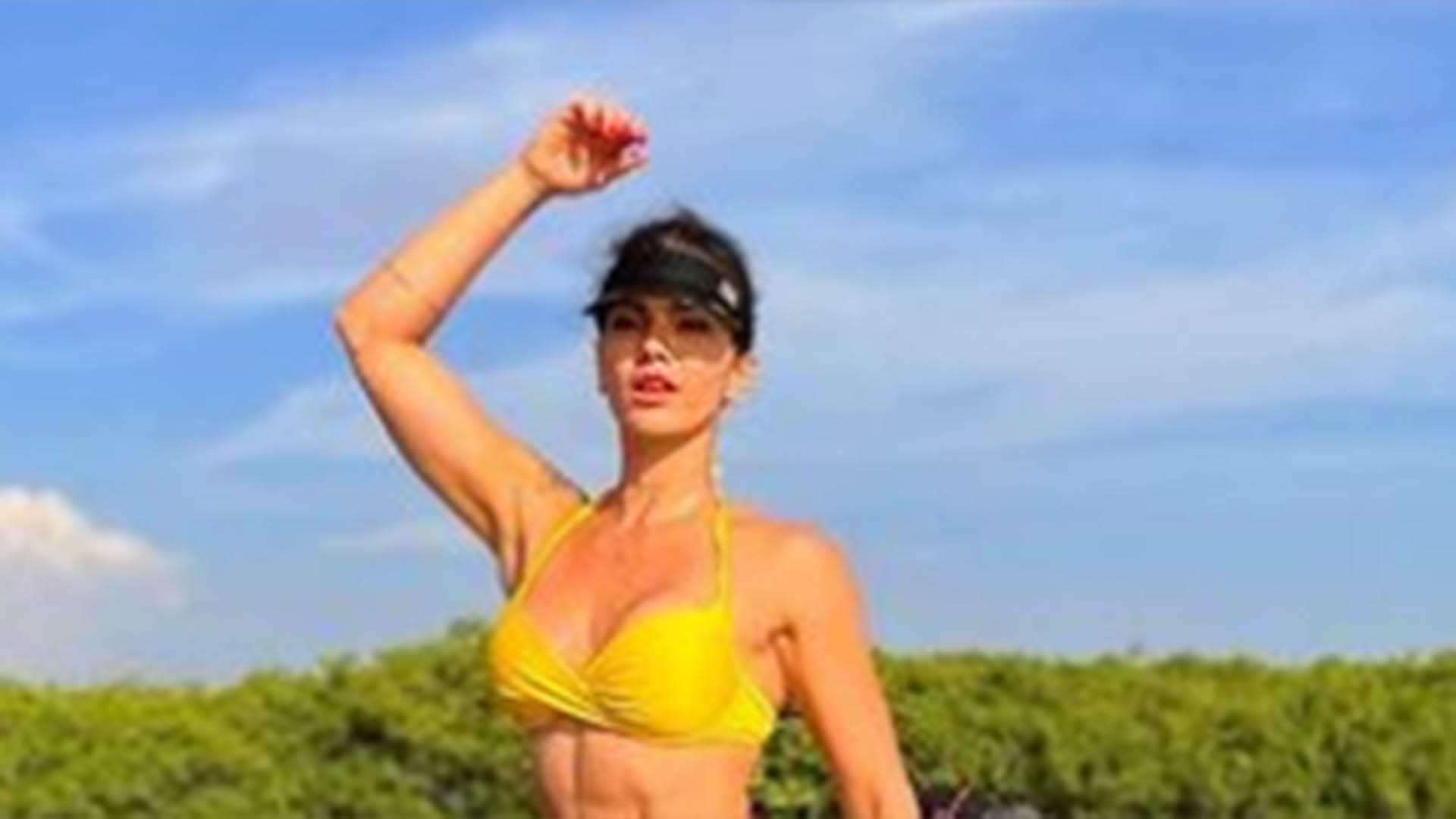 Longe do carnaval, Kelly Key ostenta barriga tanquilo em fotos de biquíni