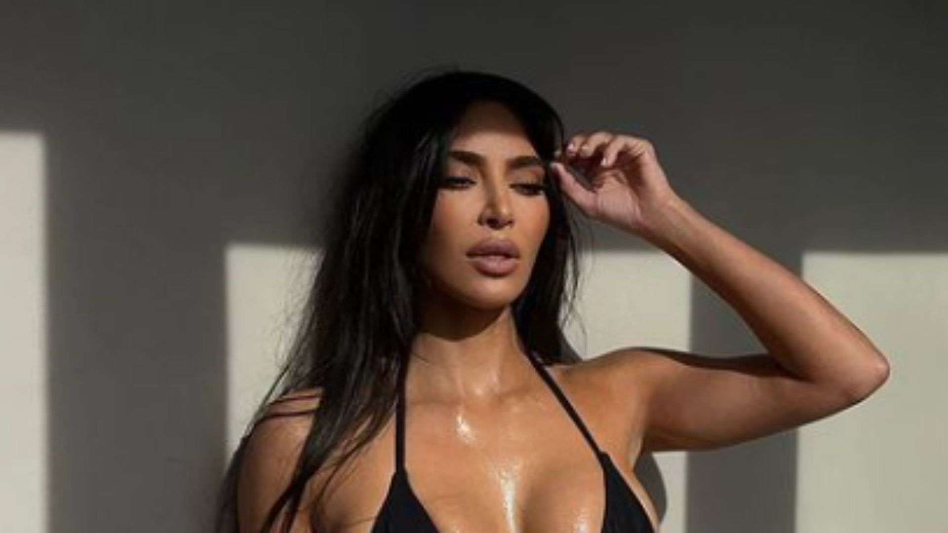 De biquíni cavadíssimo, Kim Kardashian toma banho de ducha e exibe corpão sensacional