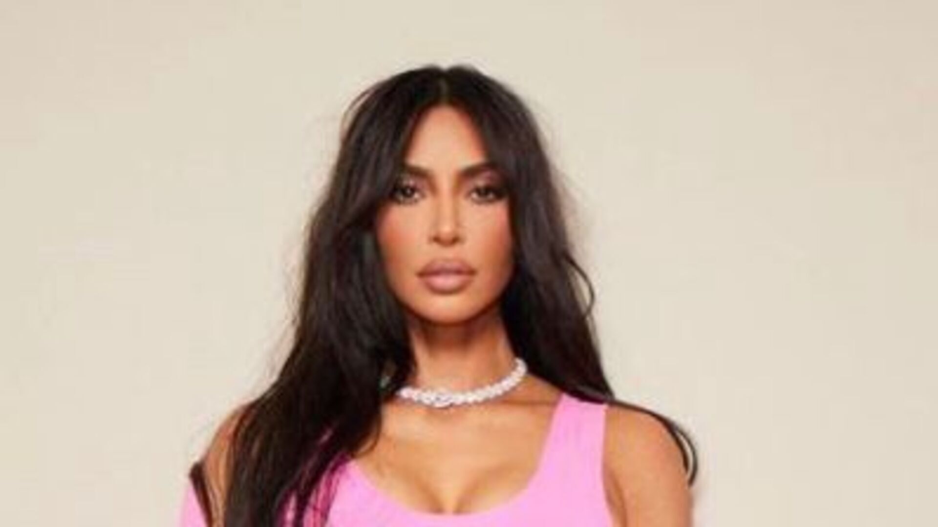 Kim Kardashian recebe chuva de elogios ao surgir exibindo boa forma em look rosa