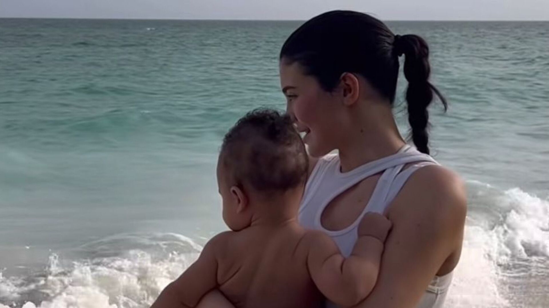 Kylie Jenner celebra o primeiro aniversário do filho e revela o nome oficial do menino