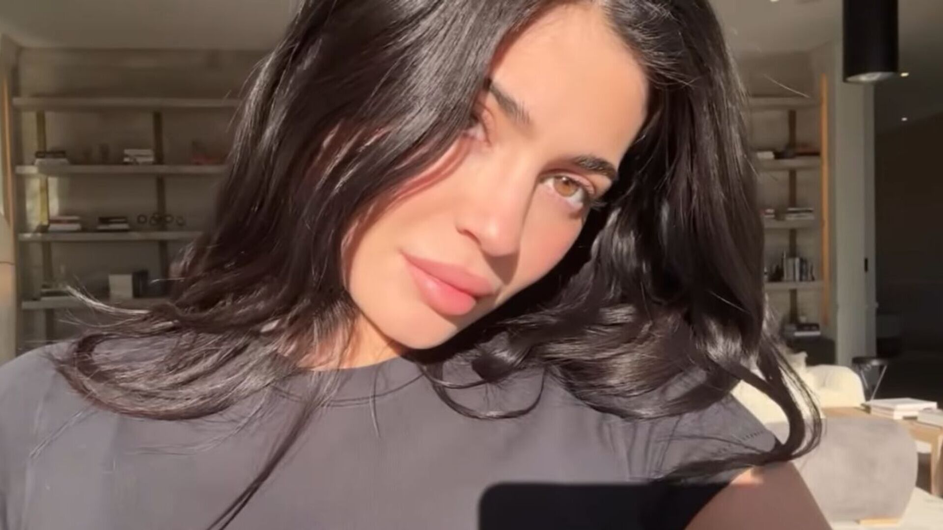 Kylie Jenner enche a web de fofura ao surgir em vídeos com seu filho Aire no colo