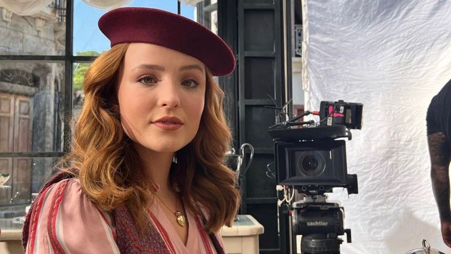 Estrela de “Além da Ilusão”, Larissa Manoela celebra um ano da novela