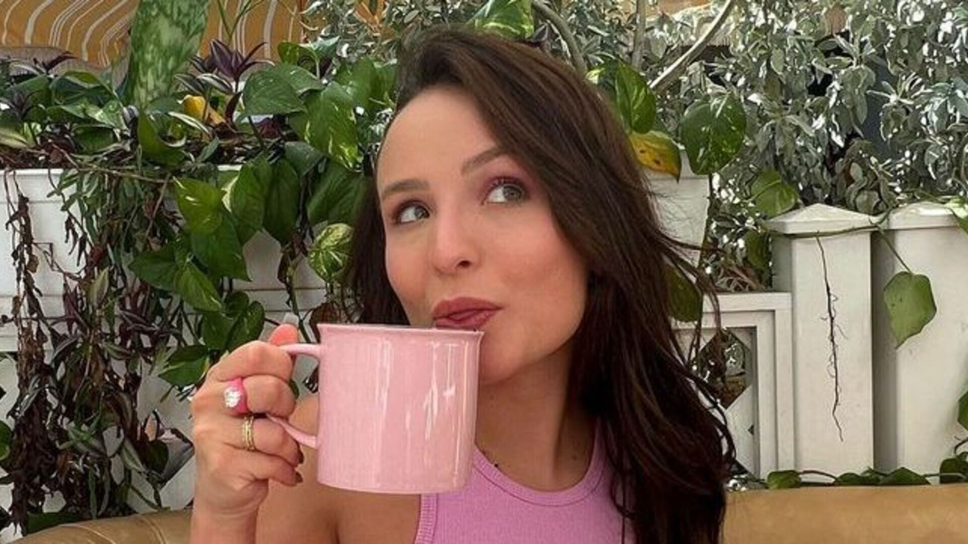 Larissa Manoela esbanja estilo ao posar com look rosa e recebe chuva de elogios: “Princesa”