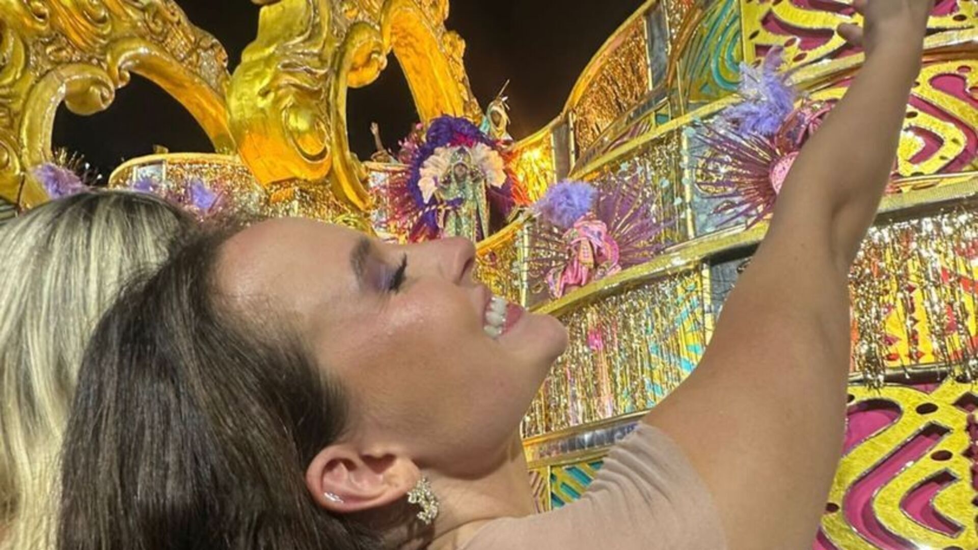 Larissa Manoela se emociona ao ver escolas de samba na Sapucaí: “Colada na grade”