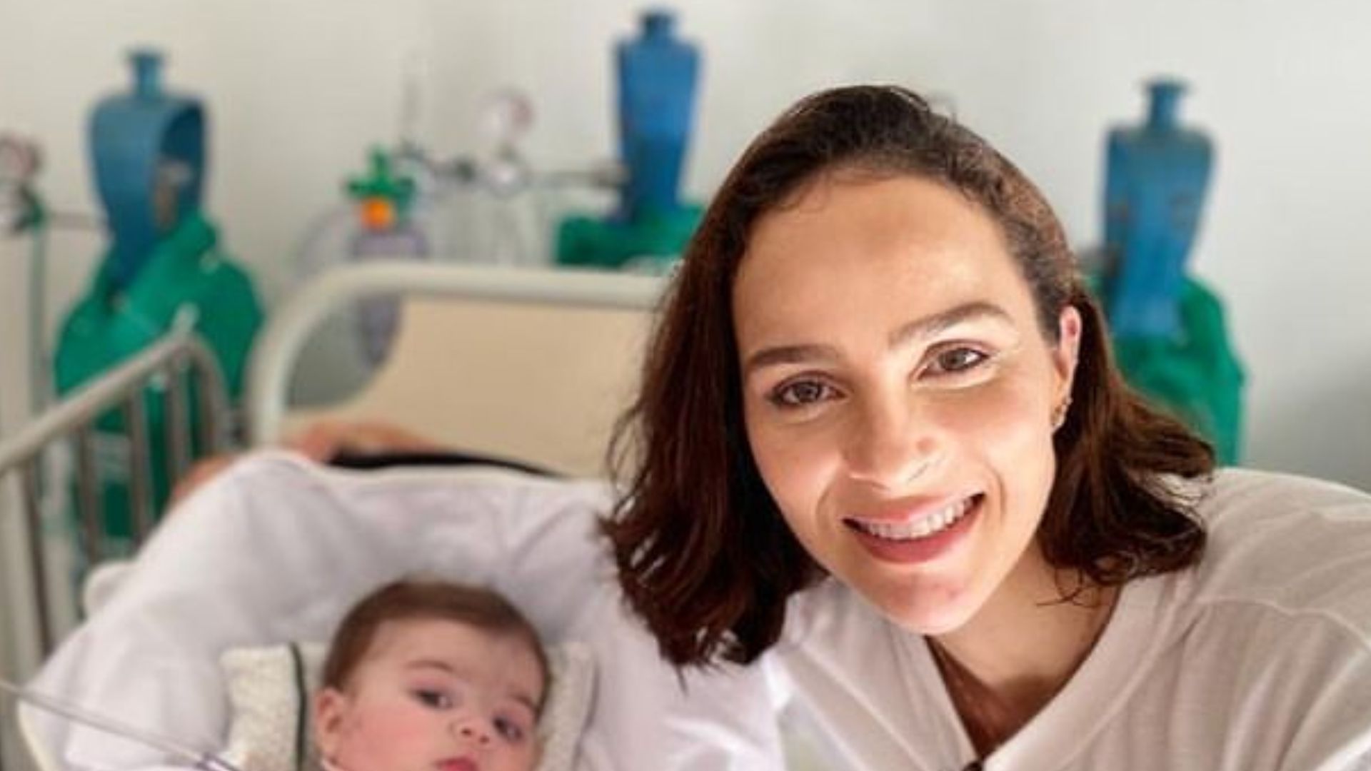 Fofura! Letícia Cazarré derrete fãs com novo clique ao lado da caçula: “Feliz!”