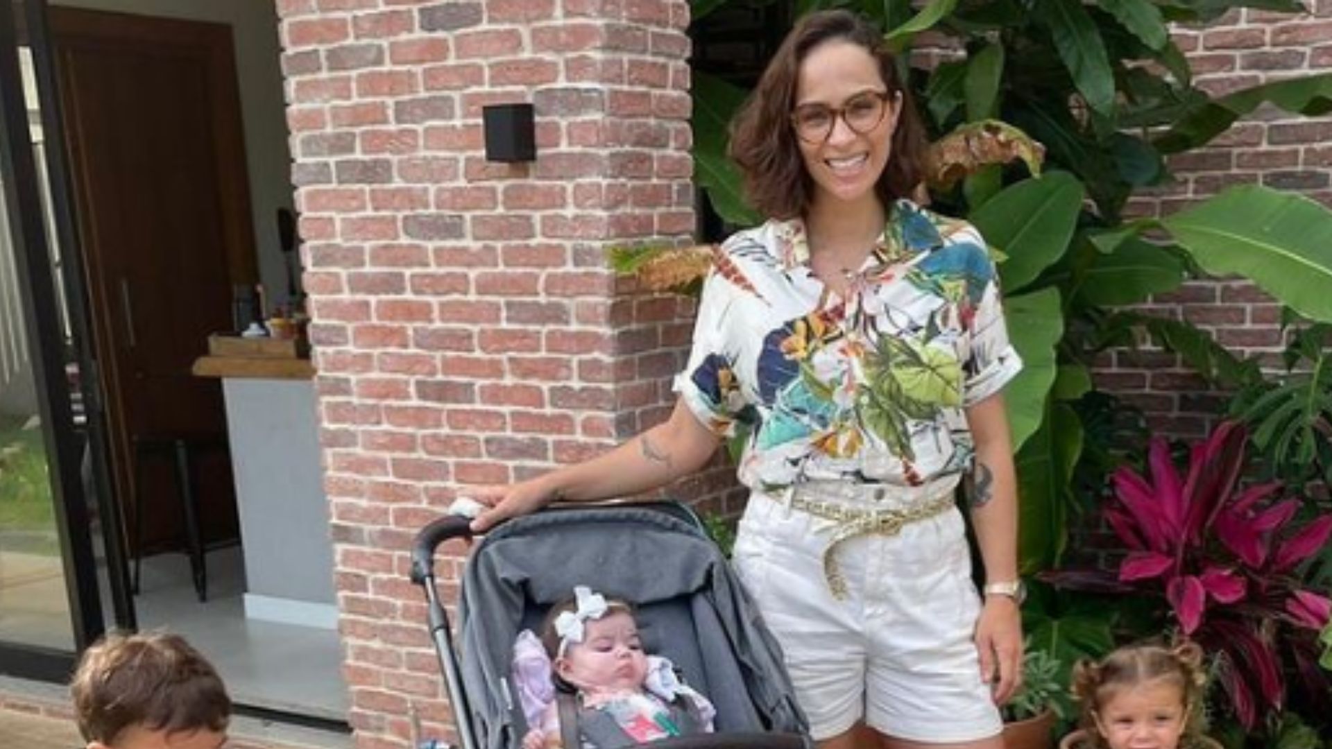 Da Itália, Juliano Cazarré mostra momento raro de Maria Guilhermina com a família: “Saudade!”