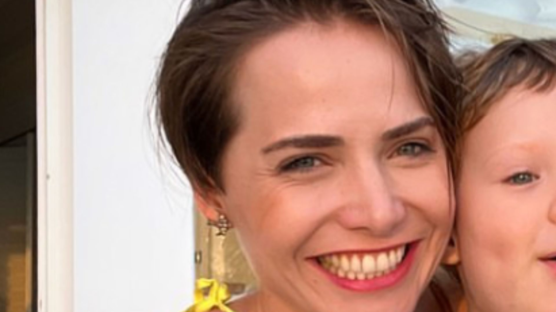 Discreta, Letícia Colin reúne marido e filho em raro registro em família: “Lindos!”