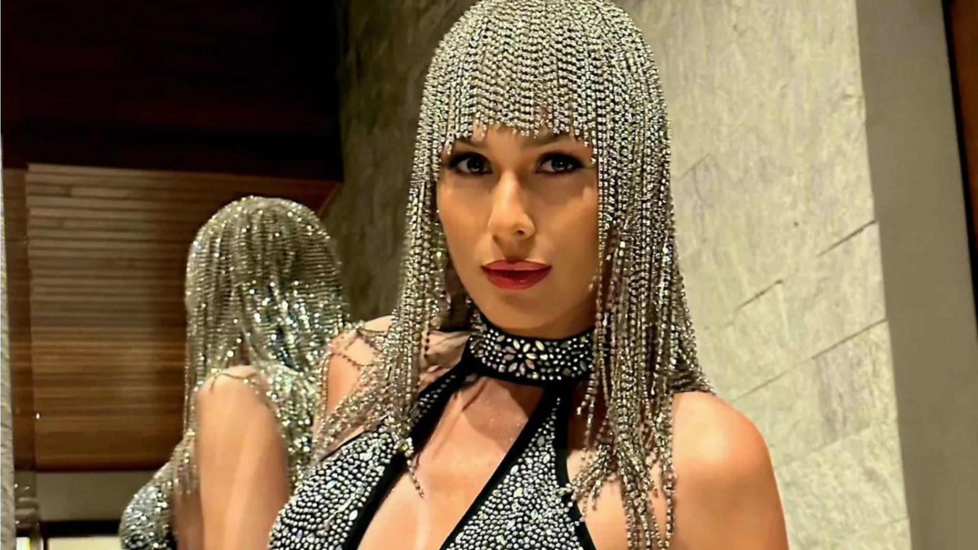 De macacão brilhante, Lívia Andrade exibe corpaço monumental e arrasa: ”Parece uma rainha”