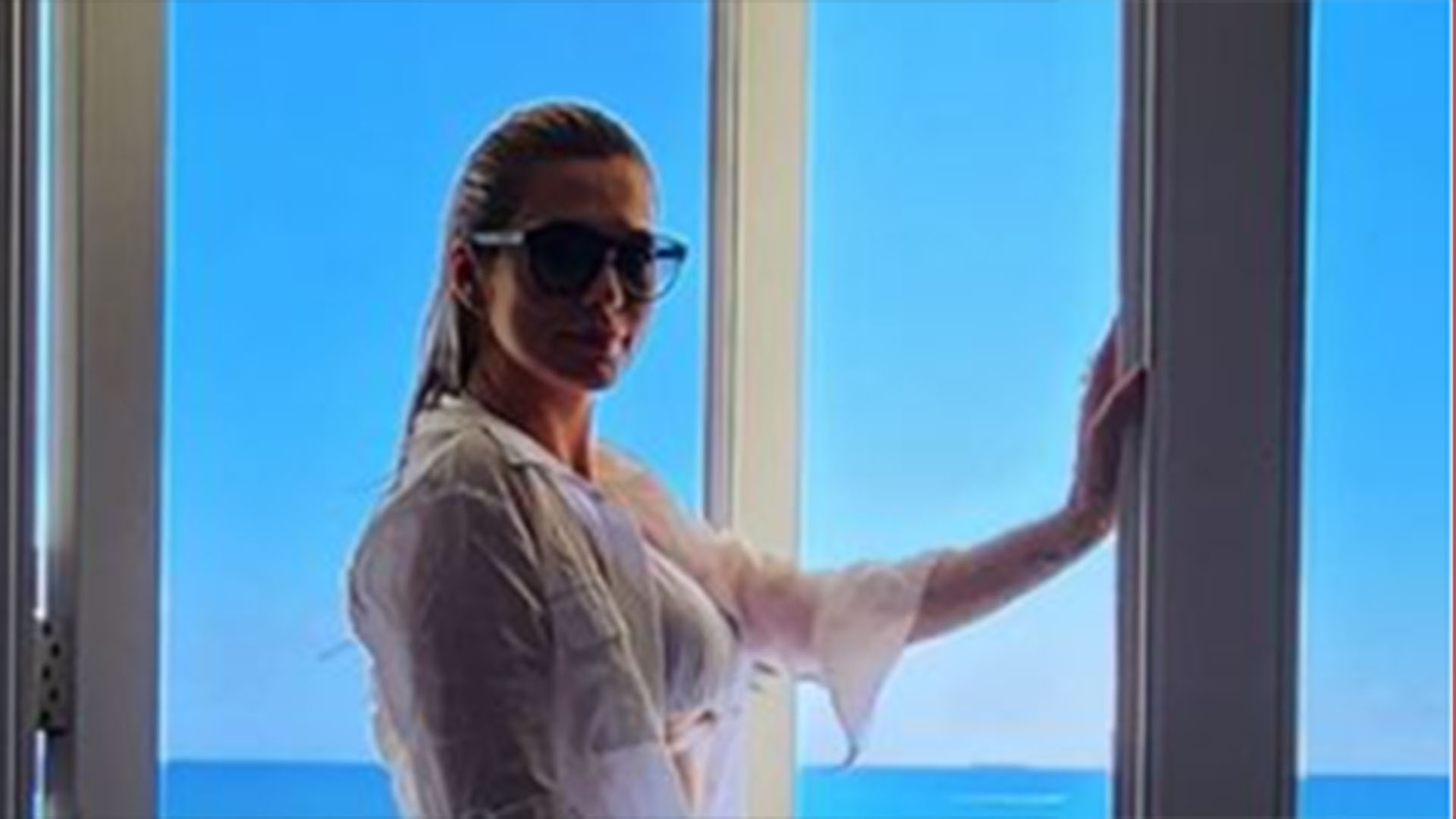 De biquíni branco, Lívia Andrade surge poderosa em foto na janela