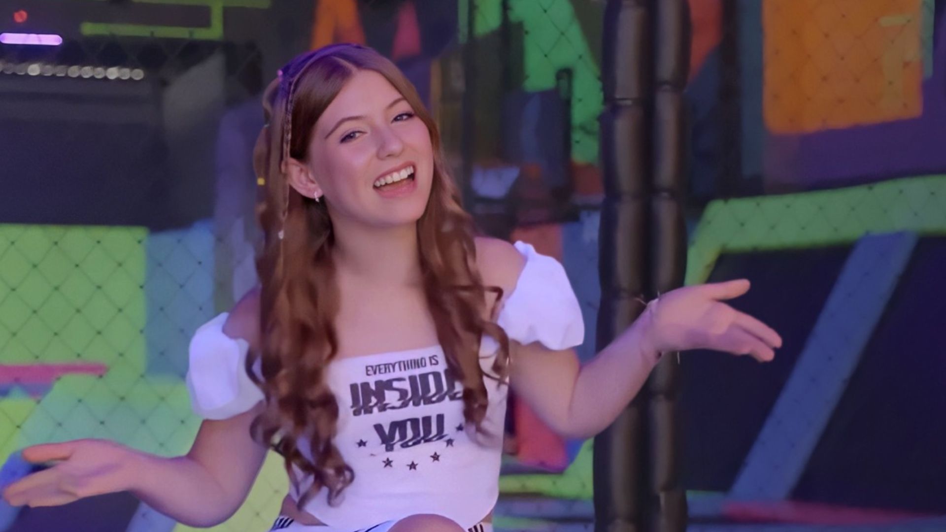 Sucesso na Netflix, ex-atriz mirim do SBT resgata hit musical e embarca em nova fase : ‘Amadureci’