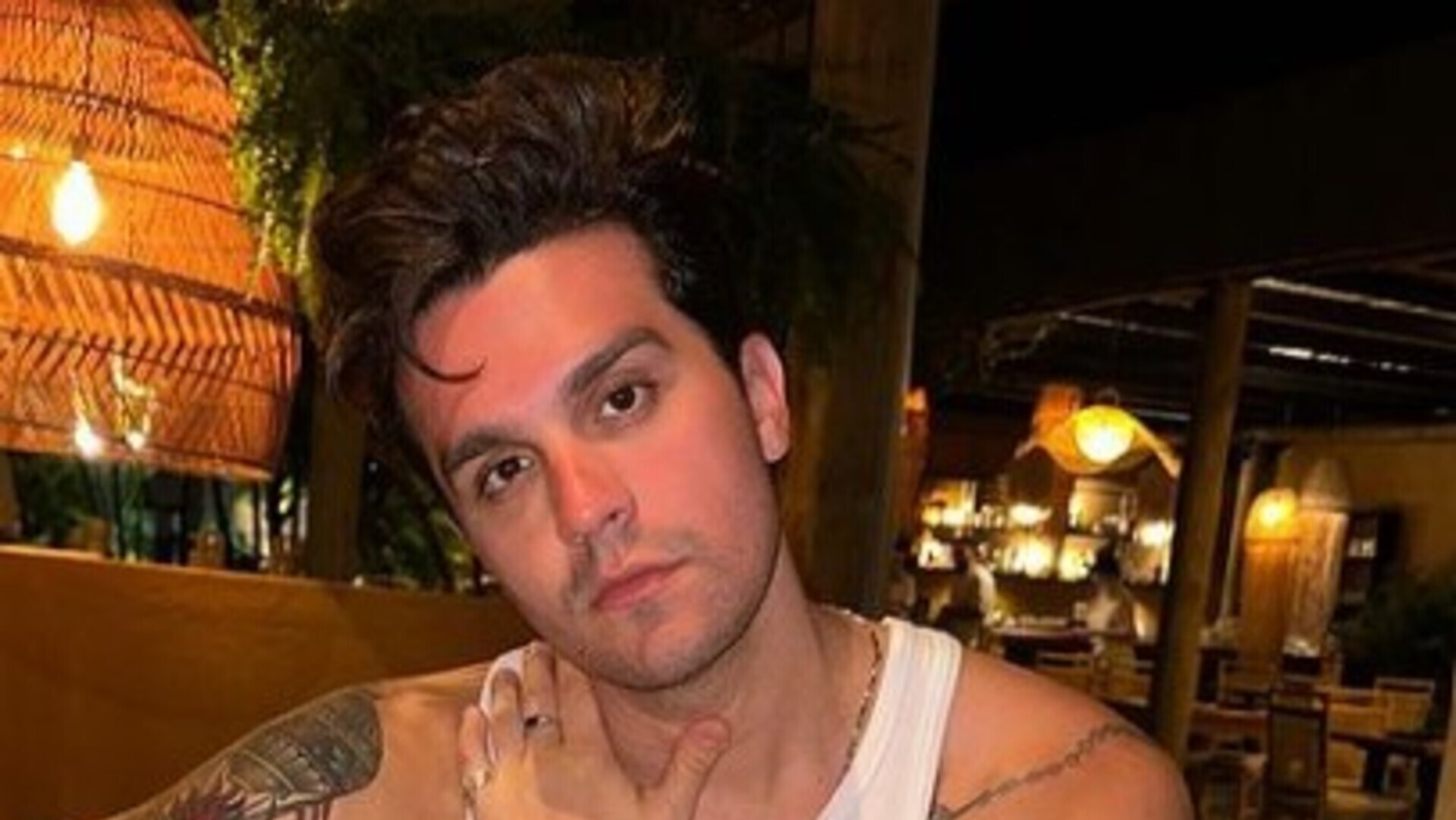 Luan Santana compartilha look estiloso durante férias em Trancoso e recebe chuva de elogios: “Que homem”
