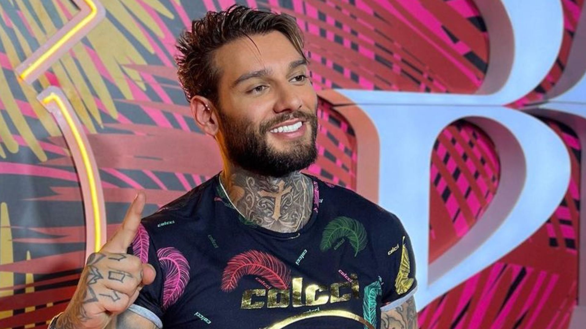 Fã pergunta se Lucas Lucco é gay em camarote e ele rebate: “Tenho cara?”