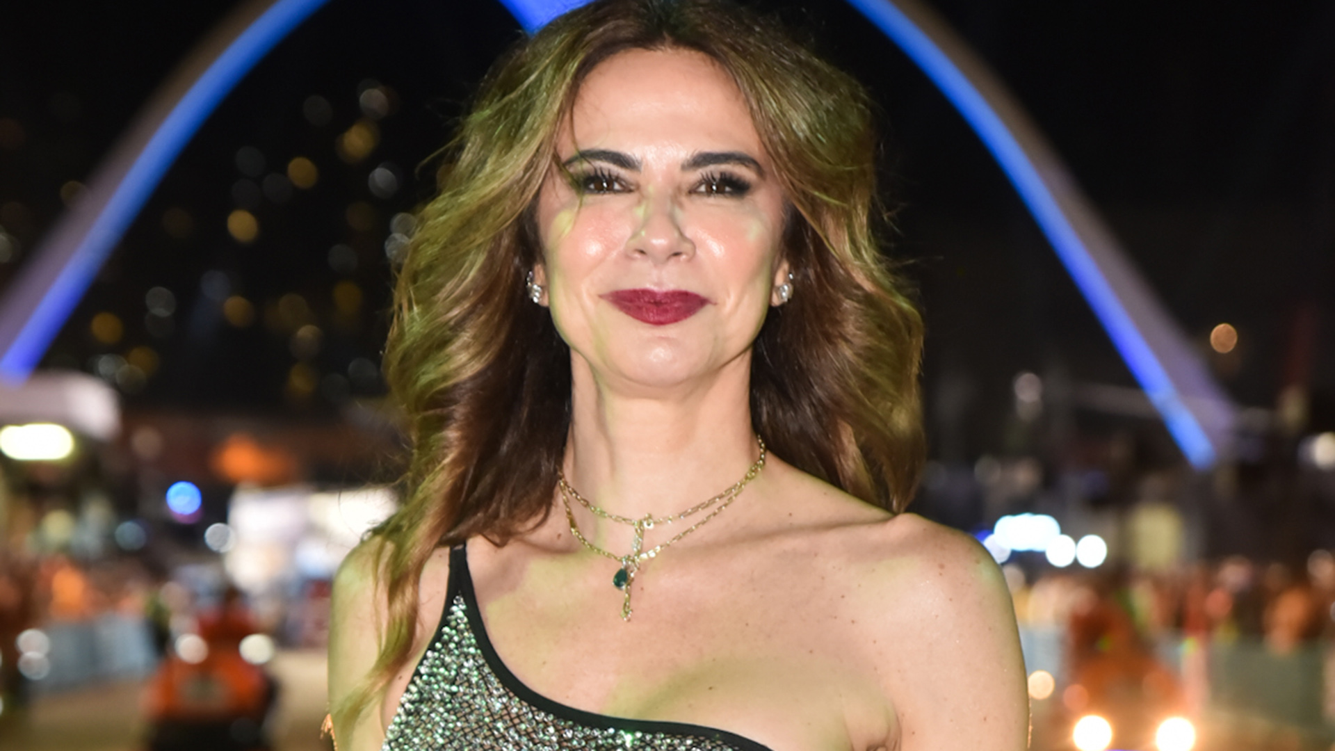 Luciana Gimenez dispensa o sutiã ao usar macacão justíssimo ao corpo em noite de carnaval