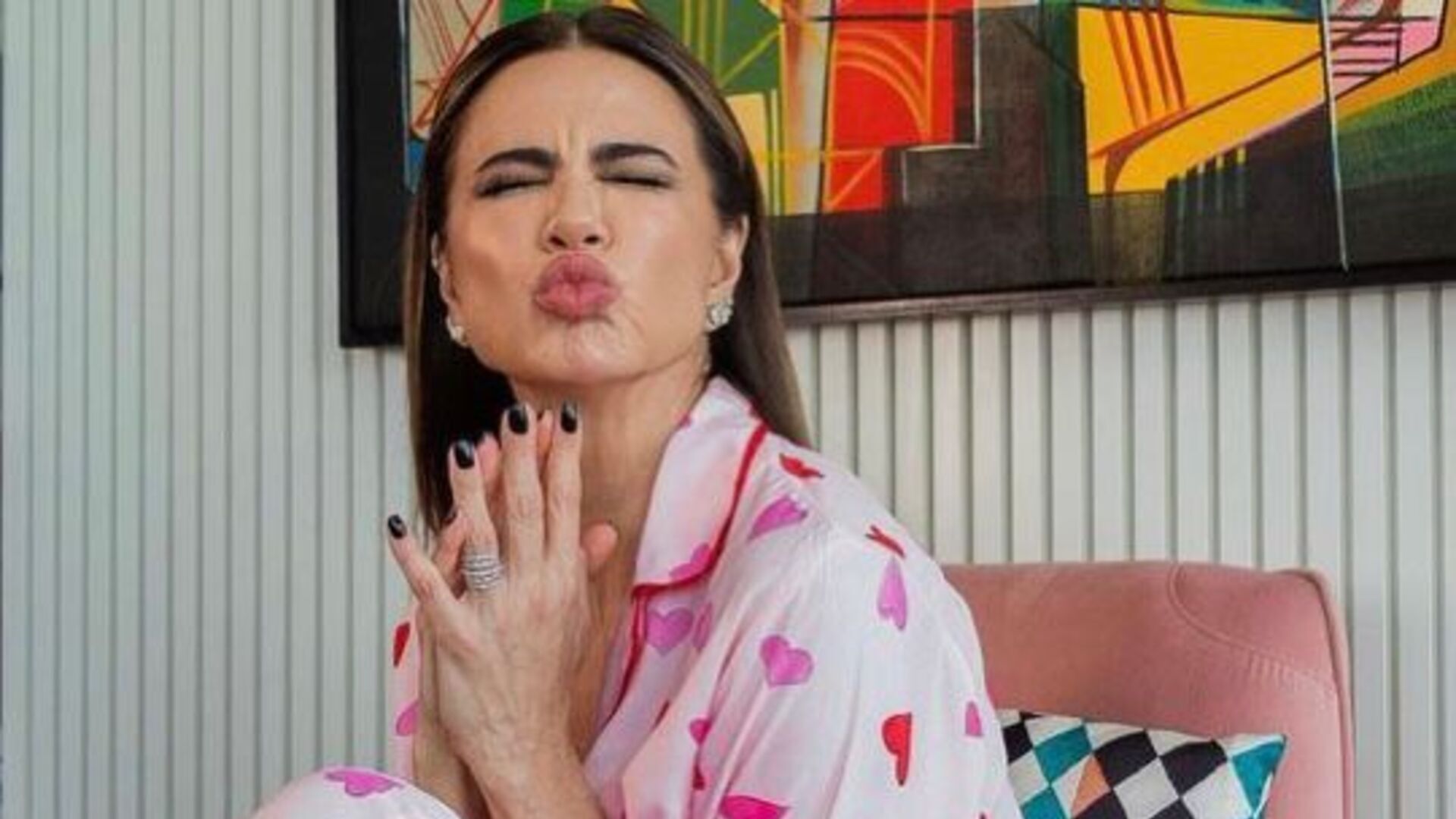 Esbanjando alegria, Luciana Gimenez posa para fotos mostrando pernas operadas após acidente de ski