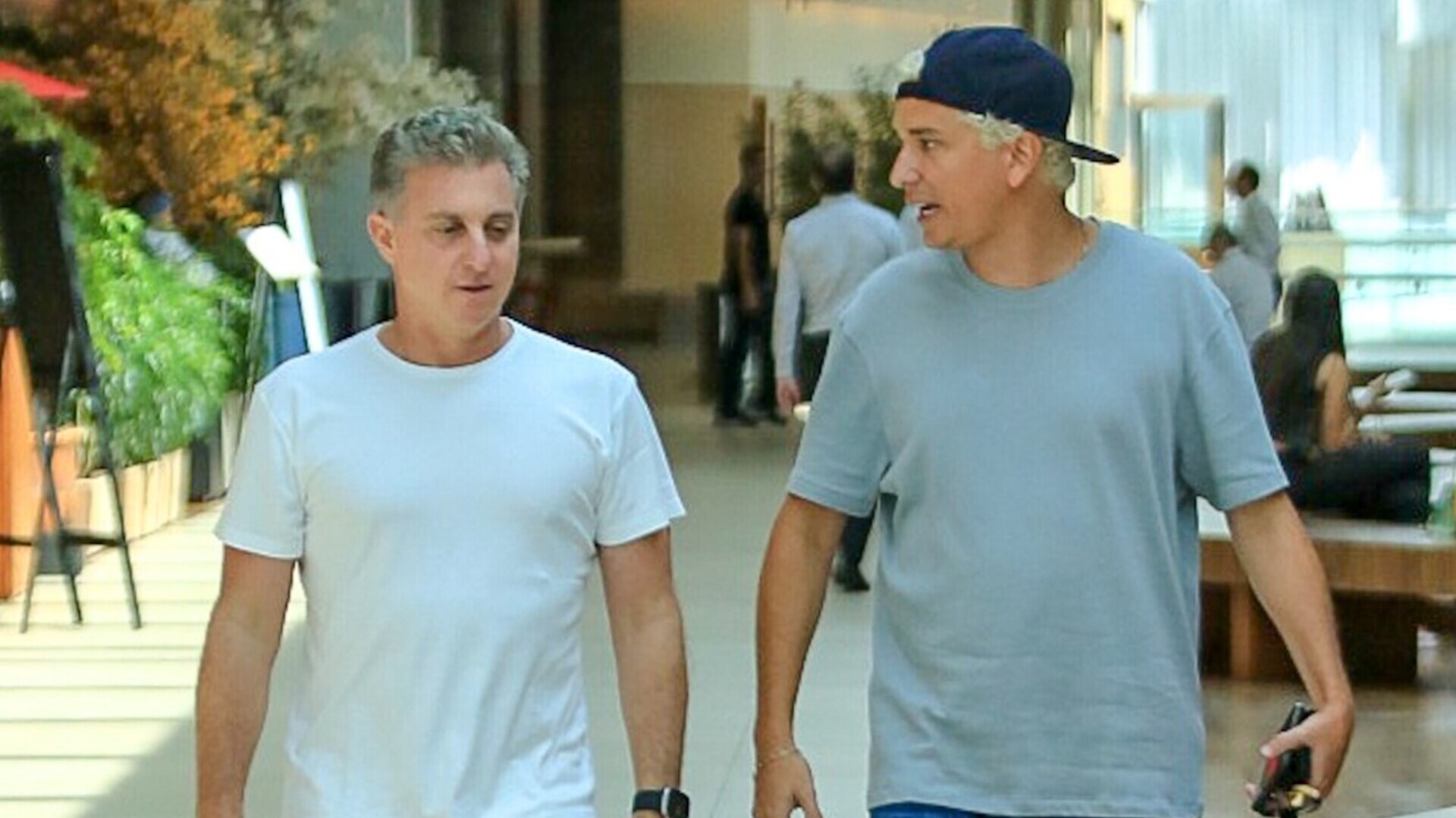 Luciano Huck e Rafael Portugal são fotografados curtindo passeio em shopping no Rio de Janeiro