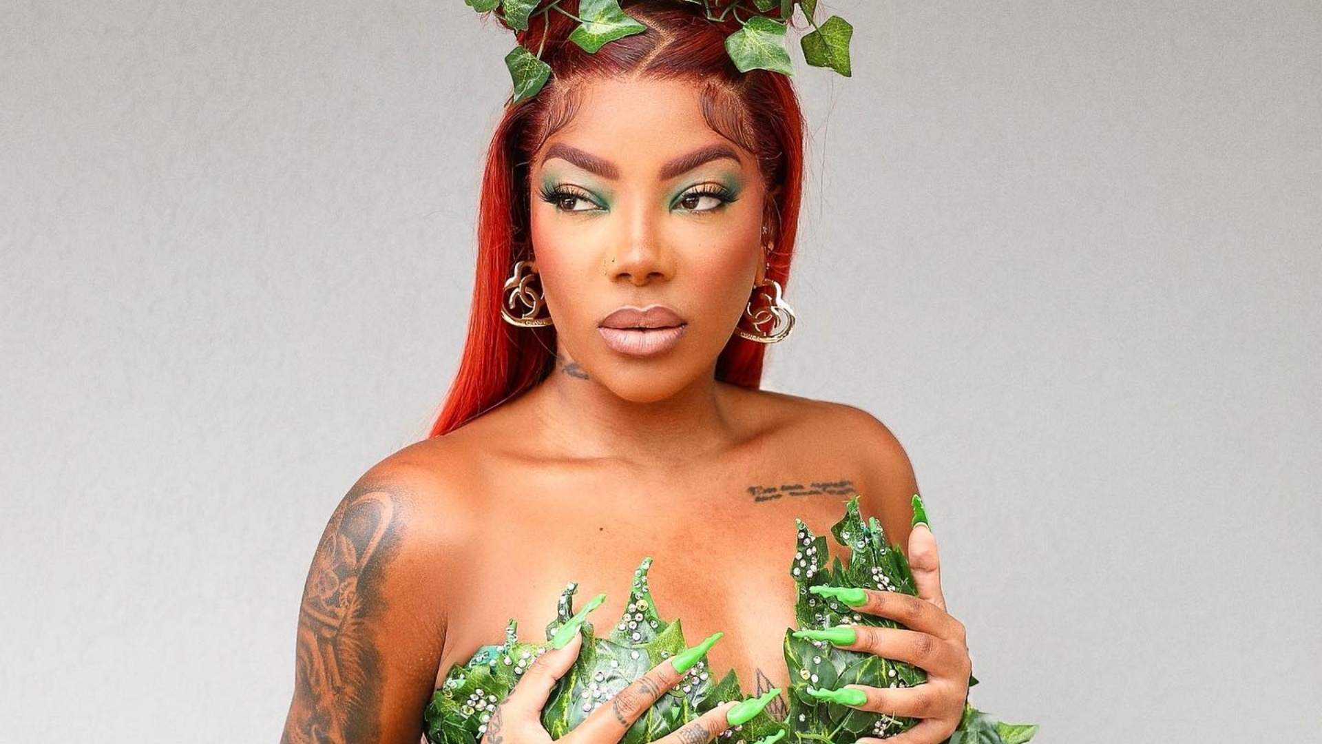Inspirada em vilã, Ludmilla surge com look arrasador para o Carnaval mineiro